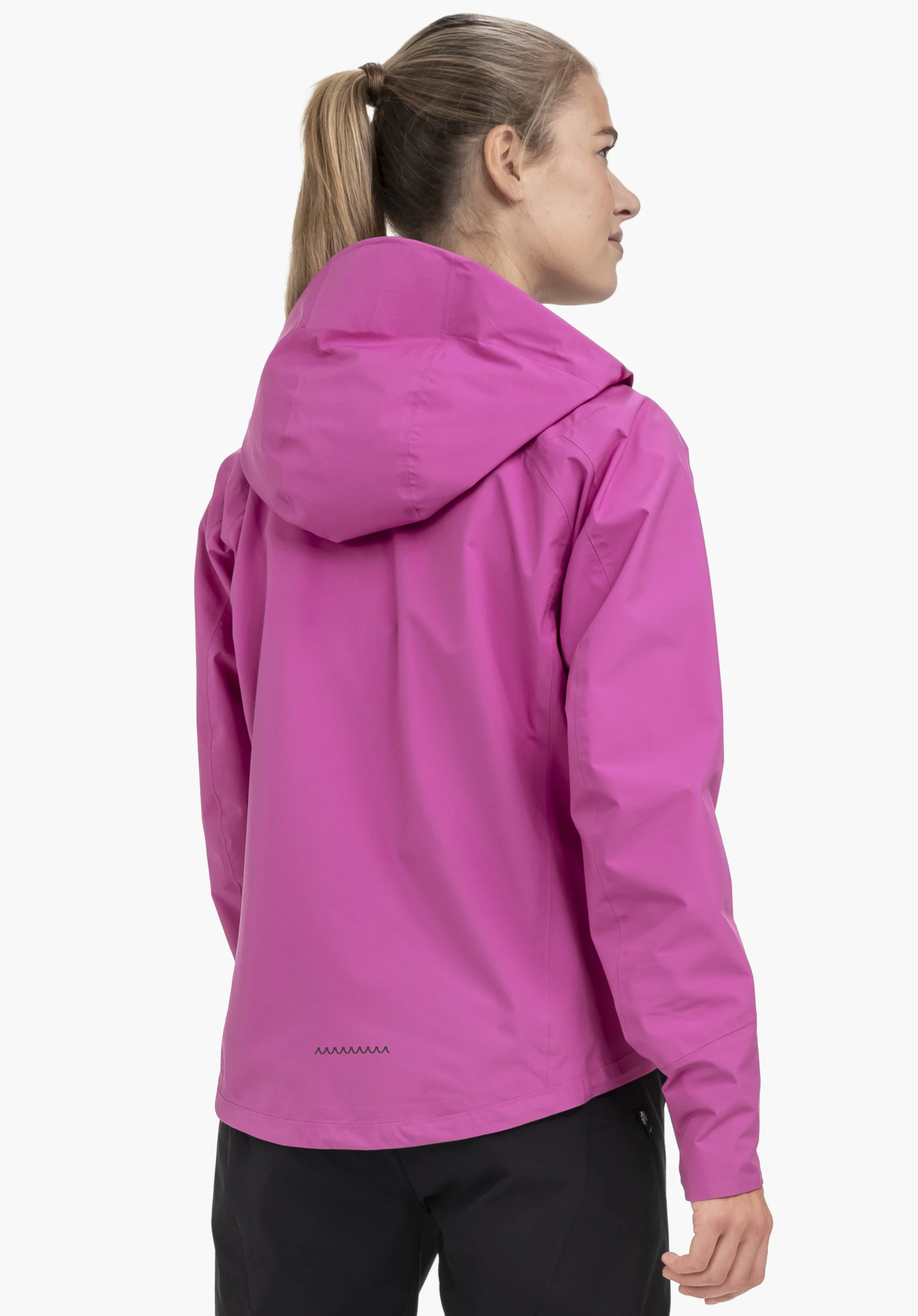 2.5L Jacket Style Tajiva WMN in Pink, getragen von einem Model in der Rückenansicht vor einem neutralen Hintergrund; das Schöffel-Logo ist am Ärmel sichtbar.