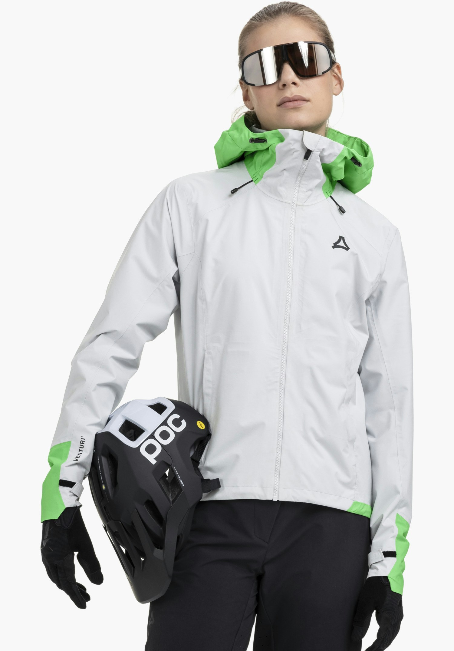 2.5L Jacket Style Tajiva WMN, feiner grauer Stoff mit dem markanten schwarzen Schöffel-Logo auf der Brust und dem Frontreißverschluss, Nahaufnahme vor weißem/neutralem Hintergrund.