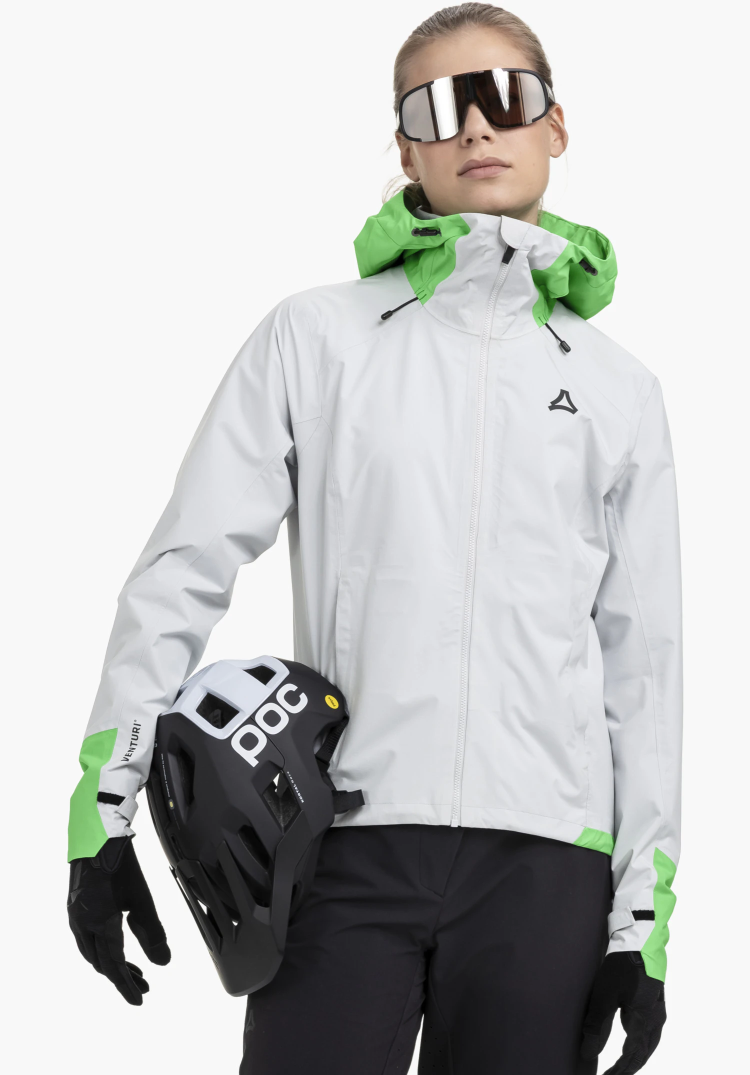 2.5L Jacket Style Tajiva WMN, tissu gris fin avec le logo Schöffel noir bien visible sur la poitrine et la fermeture éclair frontale, gros plan sur un fond blanc/neutre.