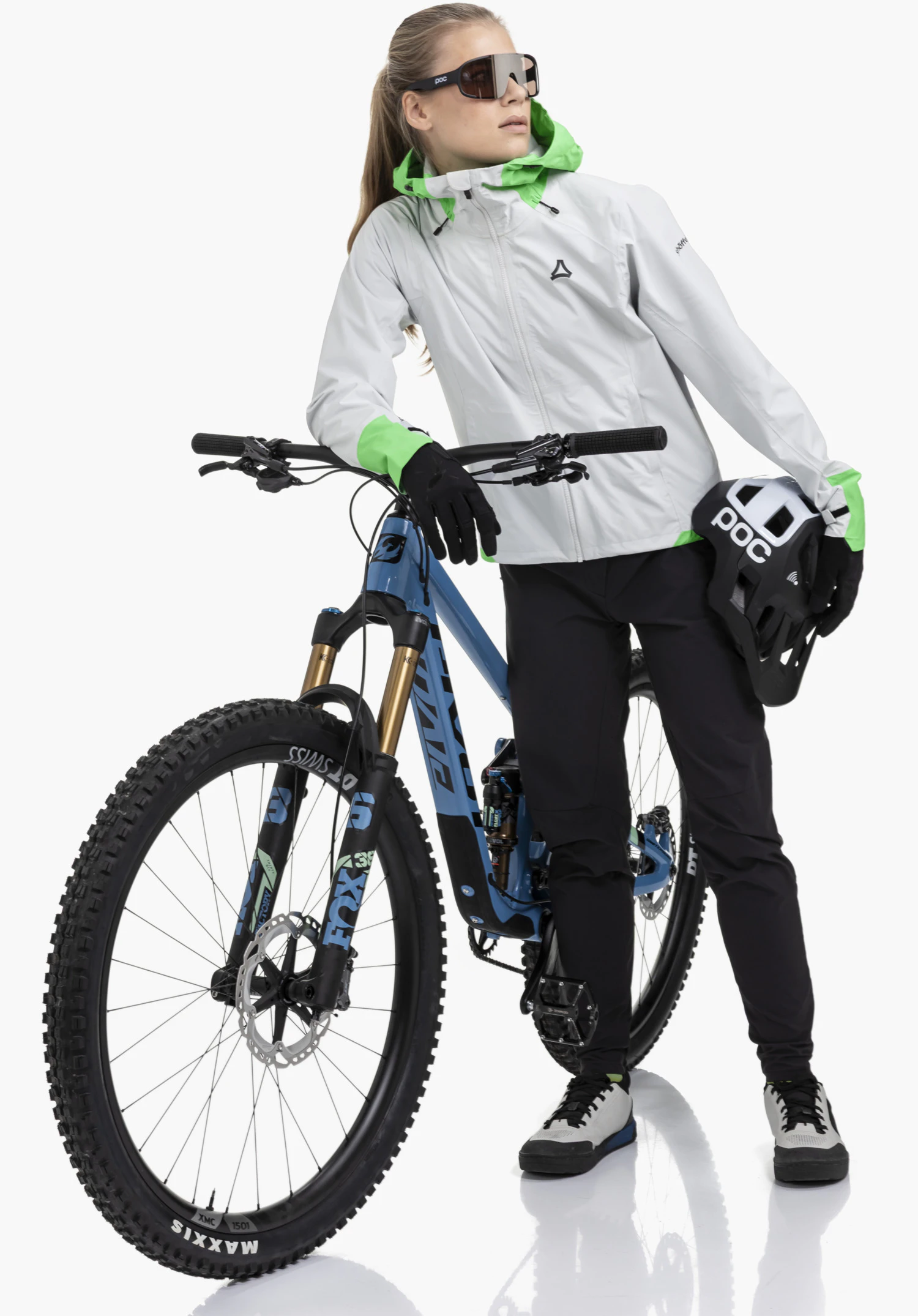 2.5L Jacket Style Tajiva WMN, accent mis sur le tissu gris avec la fermeture zippée avant et le Schöffel-Logo contrastant sur la poitrine, gros plan sur fond blanc/neutre.