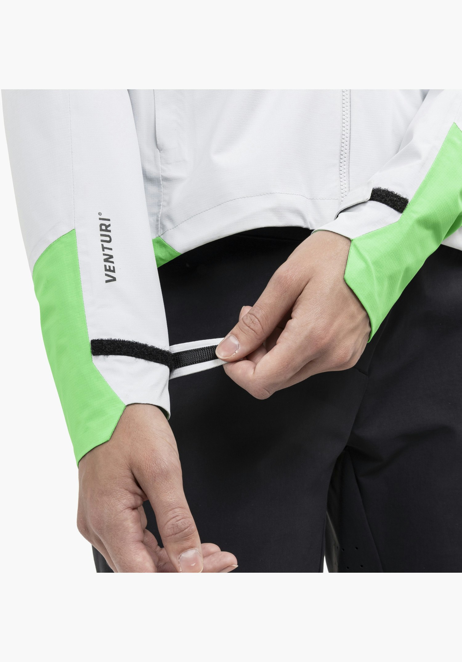 2.5L Jacket Style Tajiva WMN, focus sur la fermeture auto-agrippante réglable au niveau du poignet gris avec un tissu contrastant vert vif et l'inscription VENTURI. Gros plan sur fond blanc/neutre.