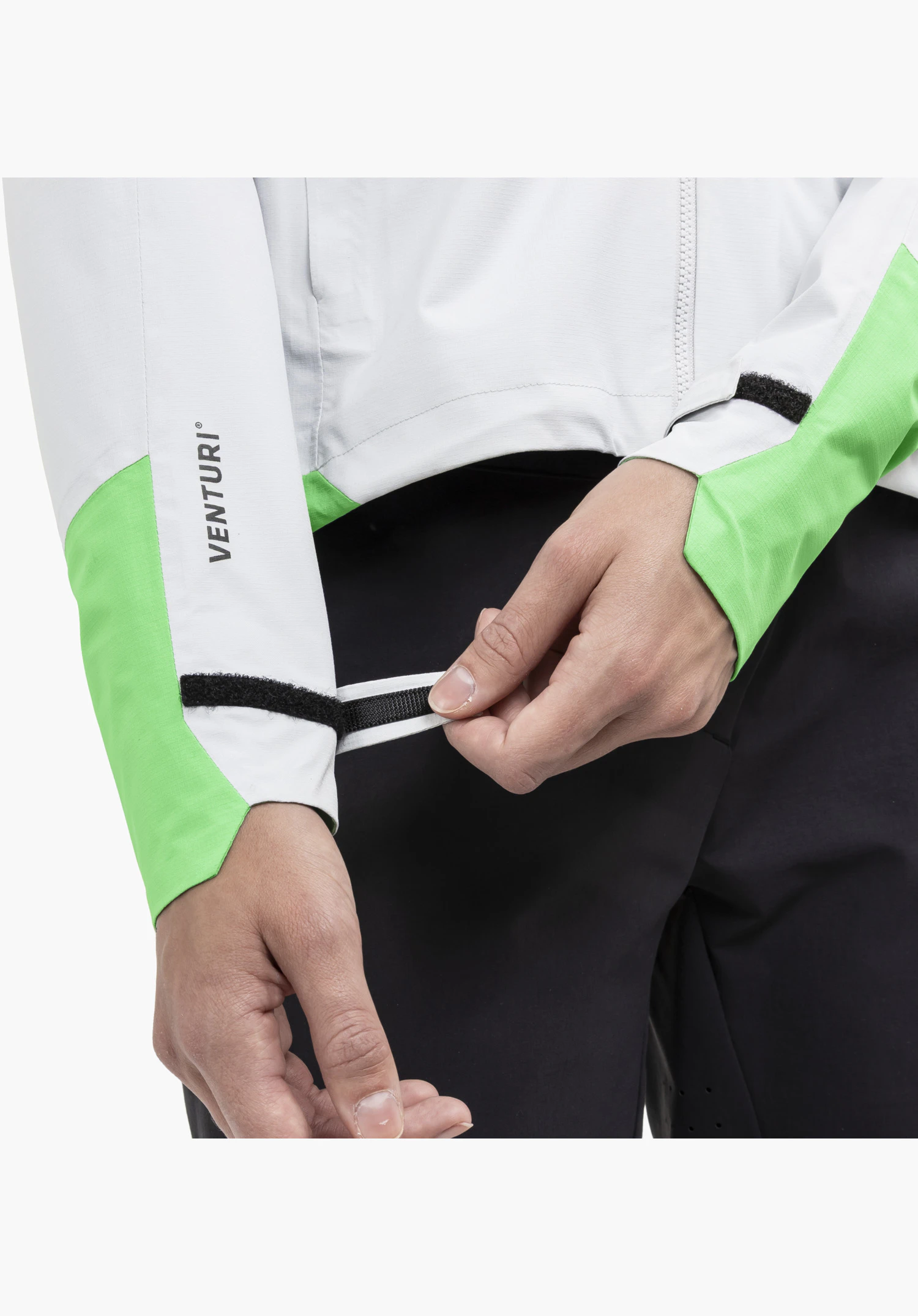 2.5L Jacket Style Tajiva WMN, focus sur la fermeture auto-agrippante réglable au niveau du poignet gris avec un tissu contrastant vert vif et l'inscription VENTURI. Gros plan sur fond blanc/neutre.