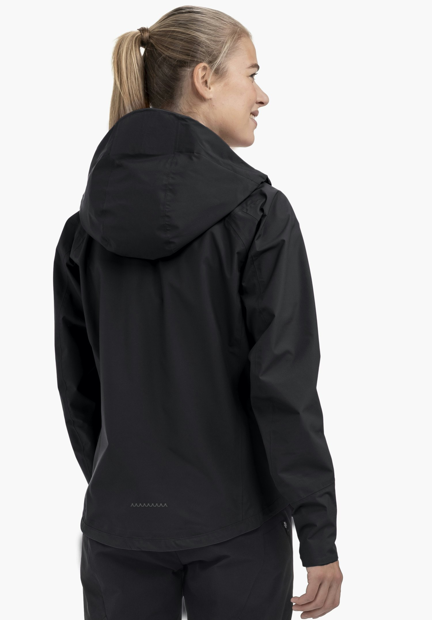 2.5L Jacket Style Tajiva WMN in der Rückansicht in schwarz an einem Model vor neutralem Hintergrund.