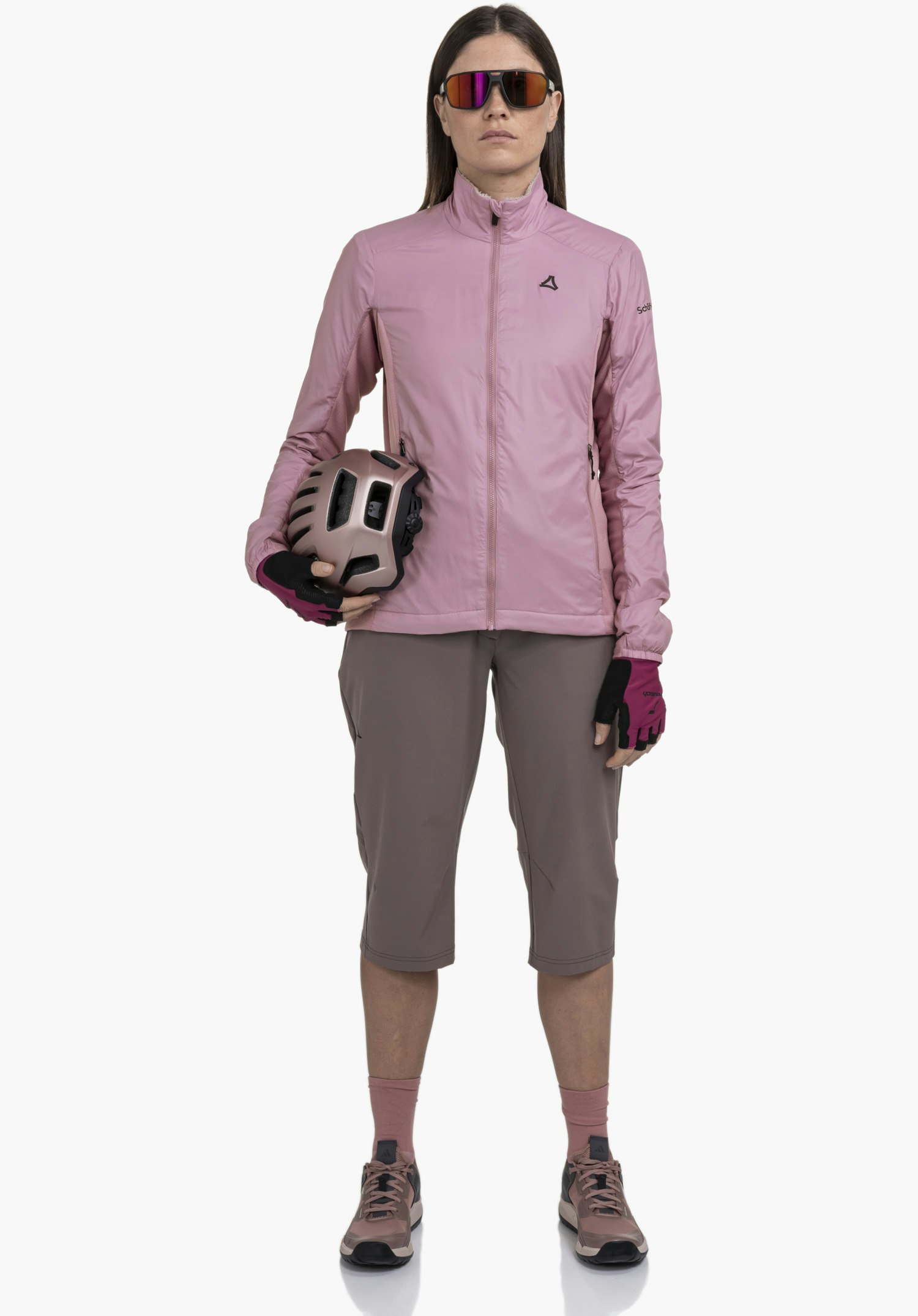 Ins Jacket Style Samaia WMN zeigt das schwarze Schöffel-Logo und den feinen Frontreißverschluss auf dem rosafarbenen Stoff als Nahaufnahme vor weißem/neutralem Hintergrund.