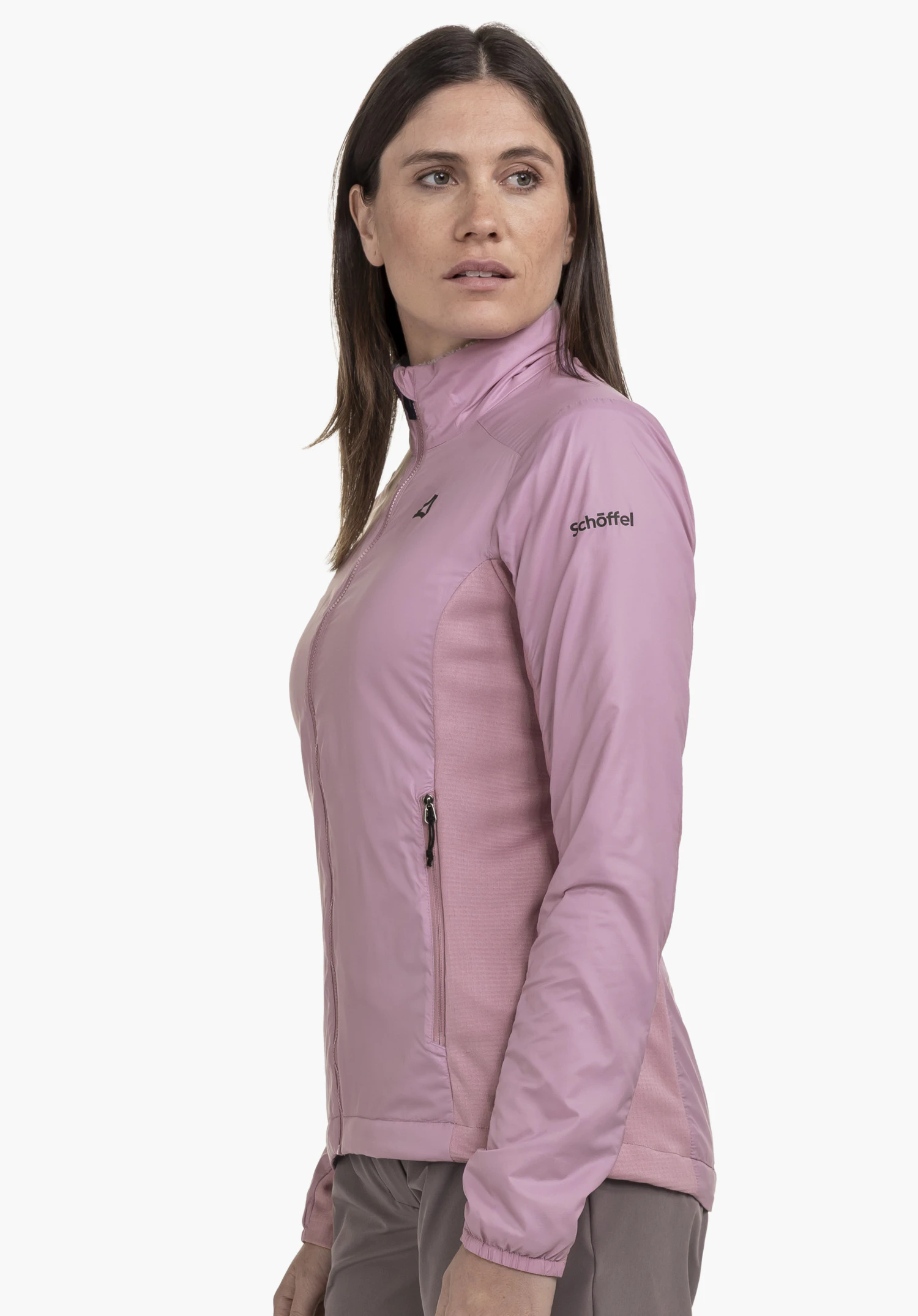 Ins Jacket Style Samaia WMN en rose tendre. Le modèle est représenté de profil devant un fond neutre, le regard tourné sur le côté. Le logo Schöffel noir est discrètement apposé sur le haut du bras.