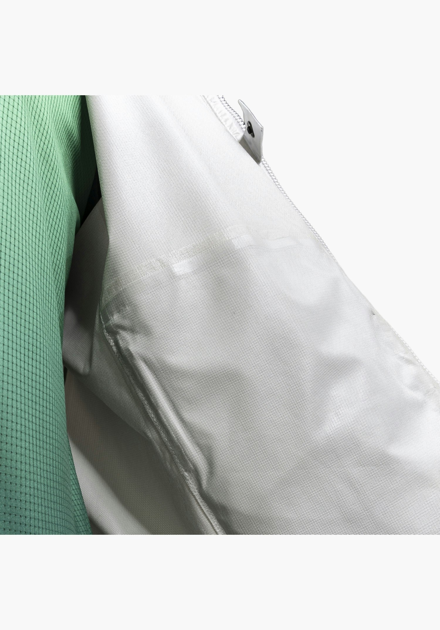2.5L Jacket Style Tajiva MEN, vue détaillée du tissu intérieur gris avec une fine structure quadrillée et de la fermeture éclair avant, gros plan sur fond blanc/neutre.