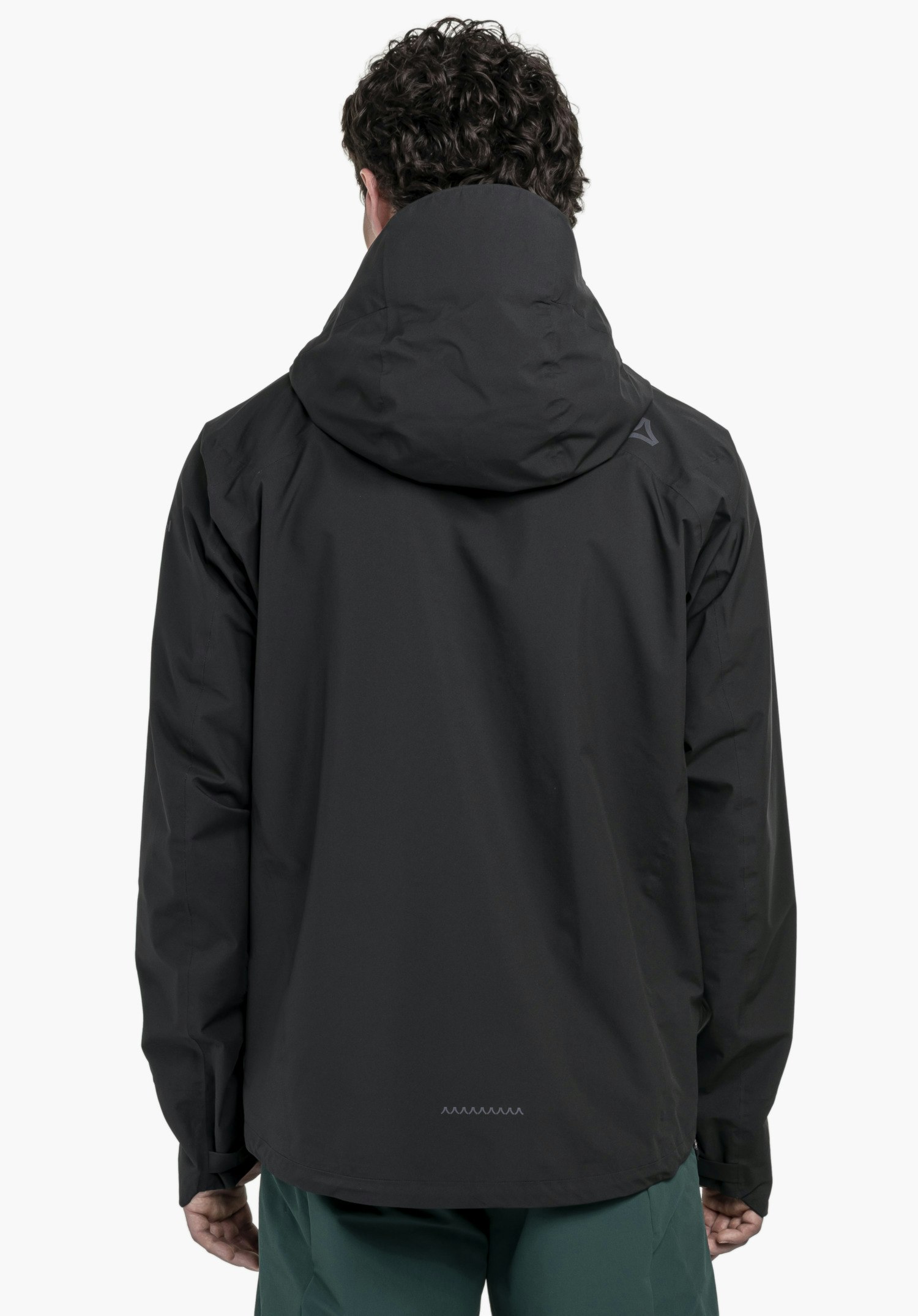2.5L Jacket Style Tajiva MEN in der Rückenansicht am Modell in schwarz vor neutralem Hintergrund mit sichtbarem Schöffel-Logo auf der rechten Schulter.