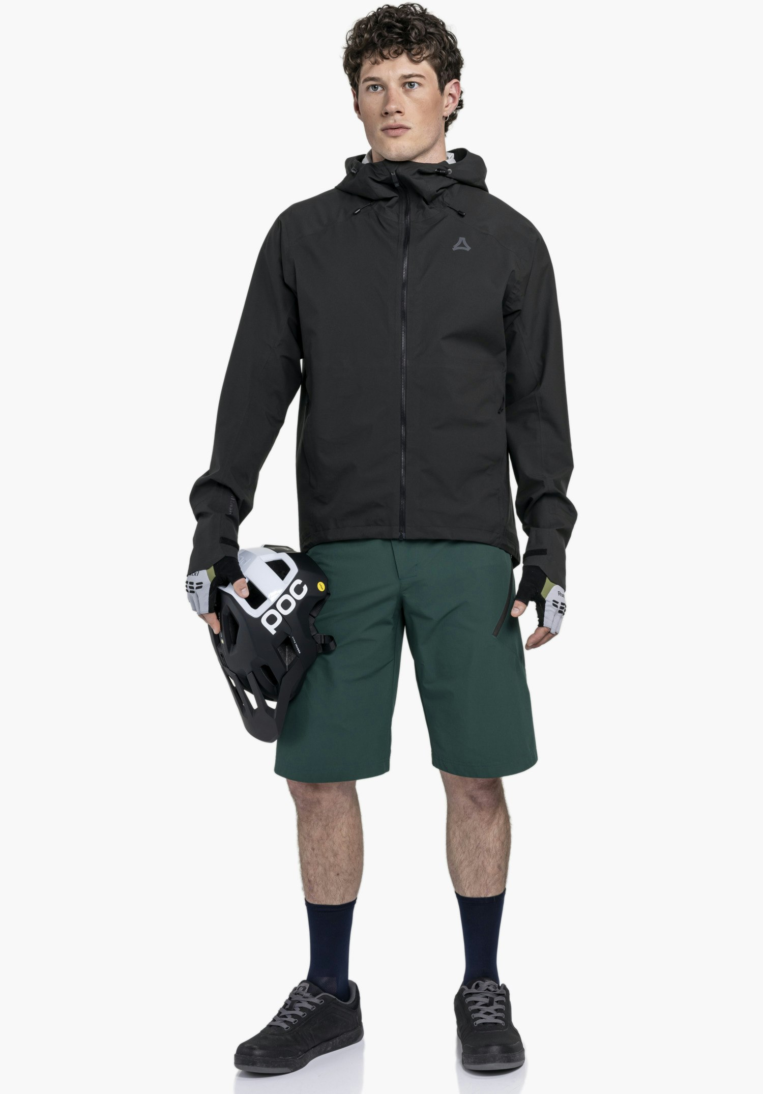 2.5L Jacket Style Tajiva MEN zeigt das dezent applizierte Schöffel-Logo auf der Brust sowie den wasserabweisenden Front-Reißverschluss im technischen Schwarz, Nahaufnahme vor weißem Hintergrund.