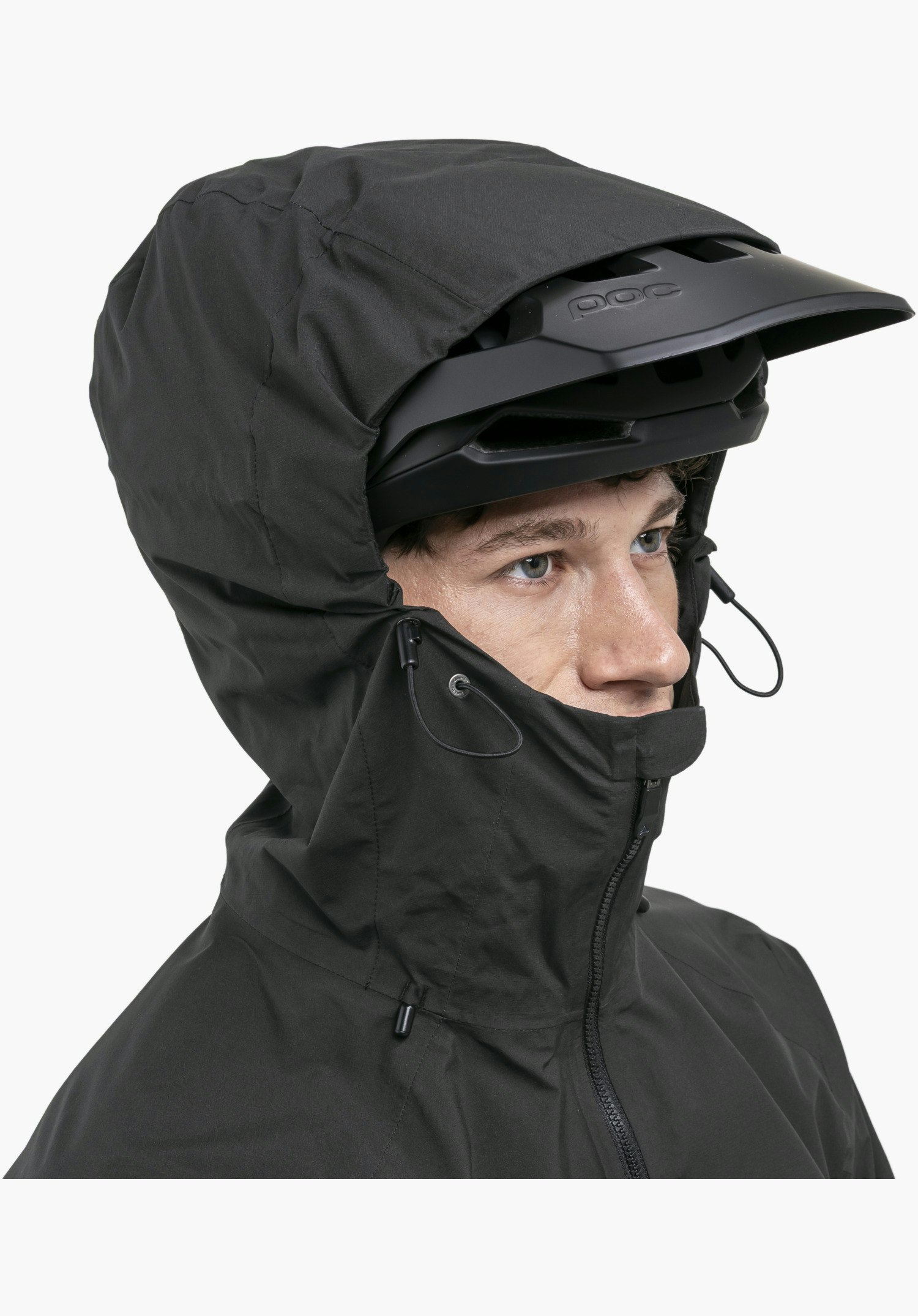 2.5L Jacket Style Tajiva MEN. Detail der schwarzen, helmtauglichen Kapuze mit verstellbaren Kordelzügen und hochgeschlossenem Frontreißverschluss. Nahaufnahme vor weißem/neutralem Hintergrund.