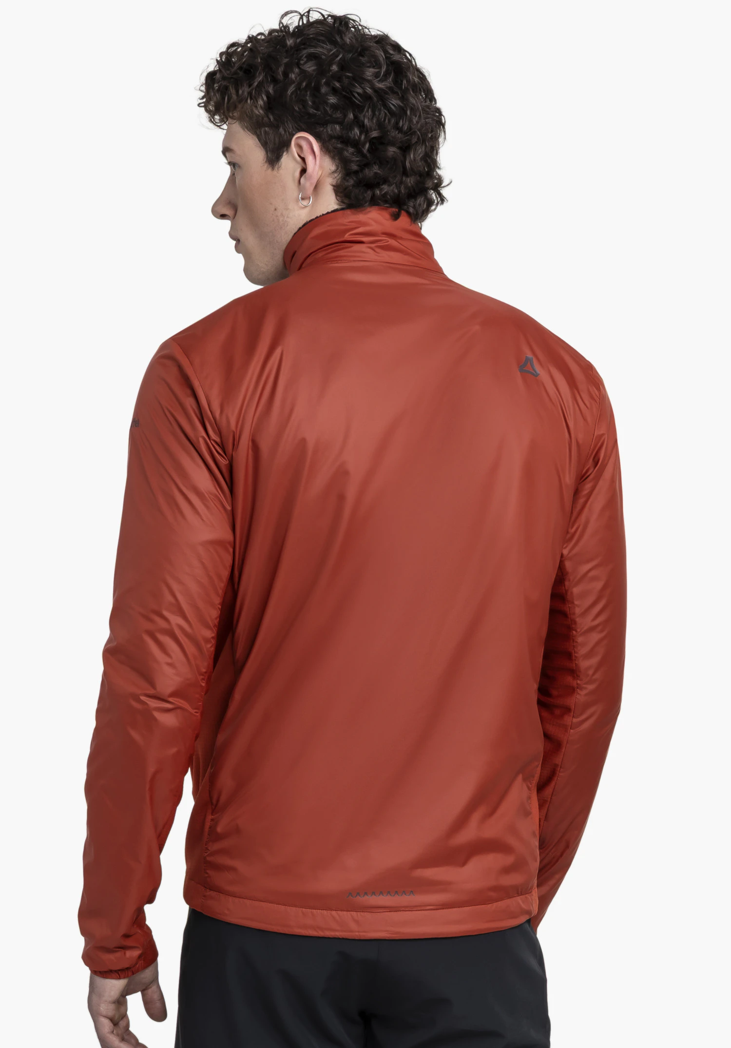 Ins Jacket Style Samaia MEN en rouge est présenté en vue de dos sur un mannequin regardant légèrement de côté, avec le logo Schöffel visible sur l'épaule droite sur un fond neutre.