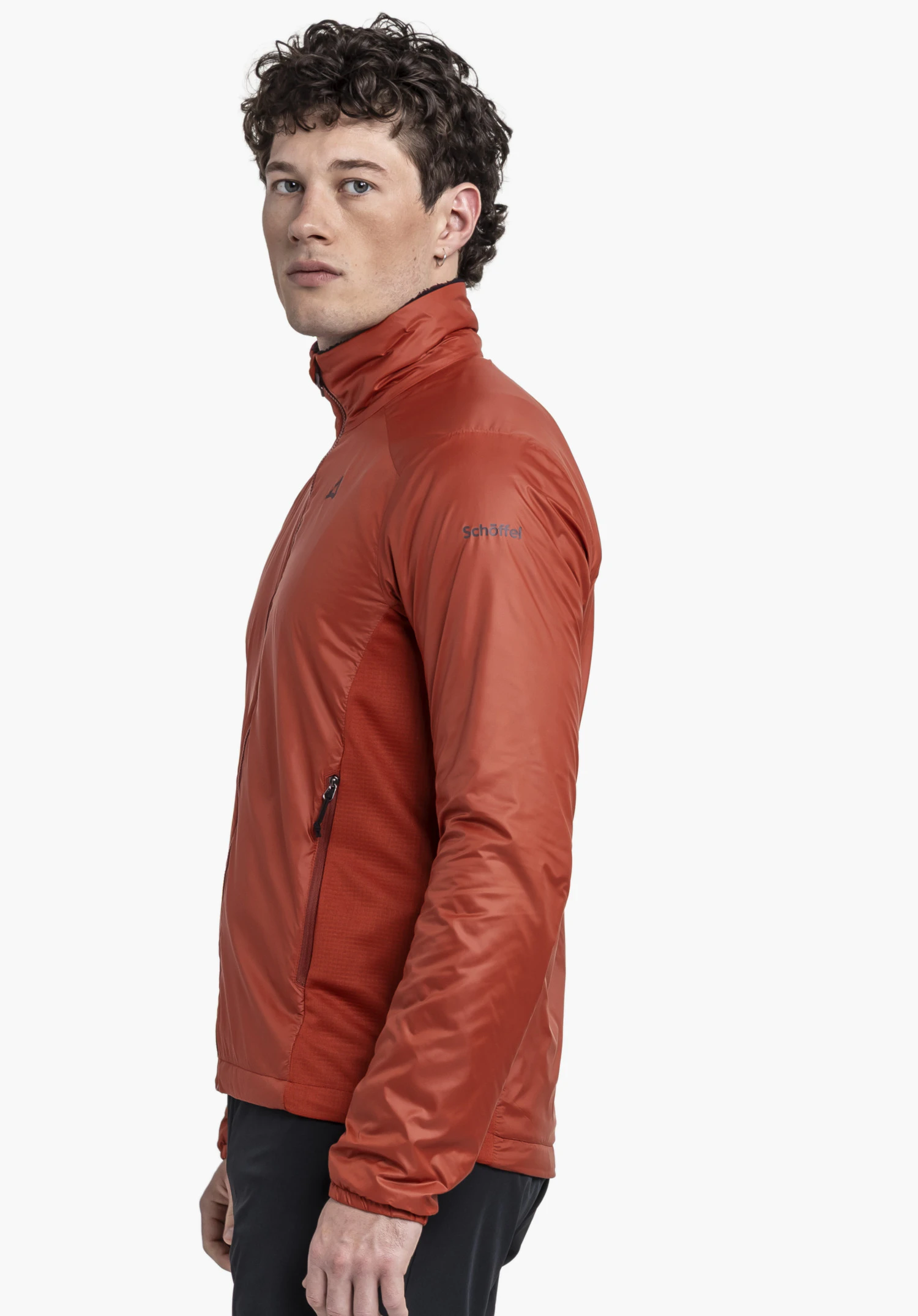 Ins Jacket Style Samaia MEN en rouge, porté par un mannequin de profil sur fond neutre, avec le logo Schöffel visible sur le haut du bras.