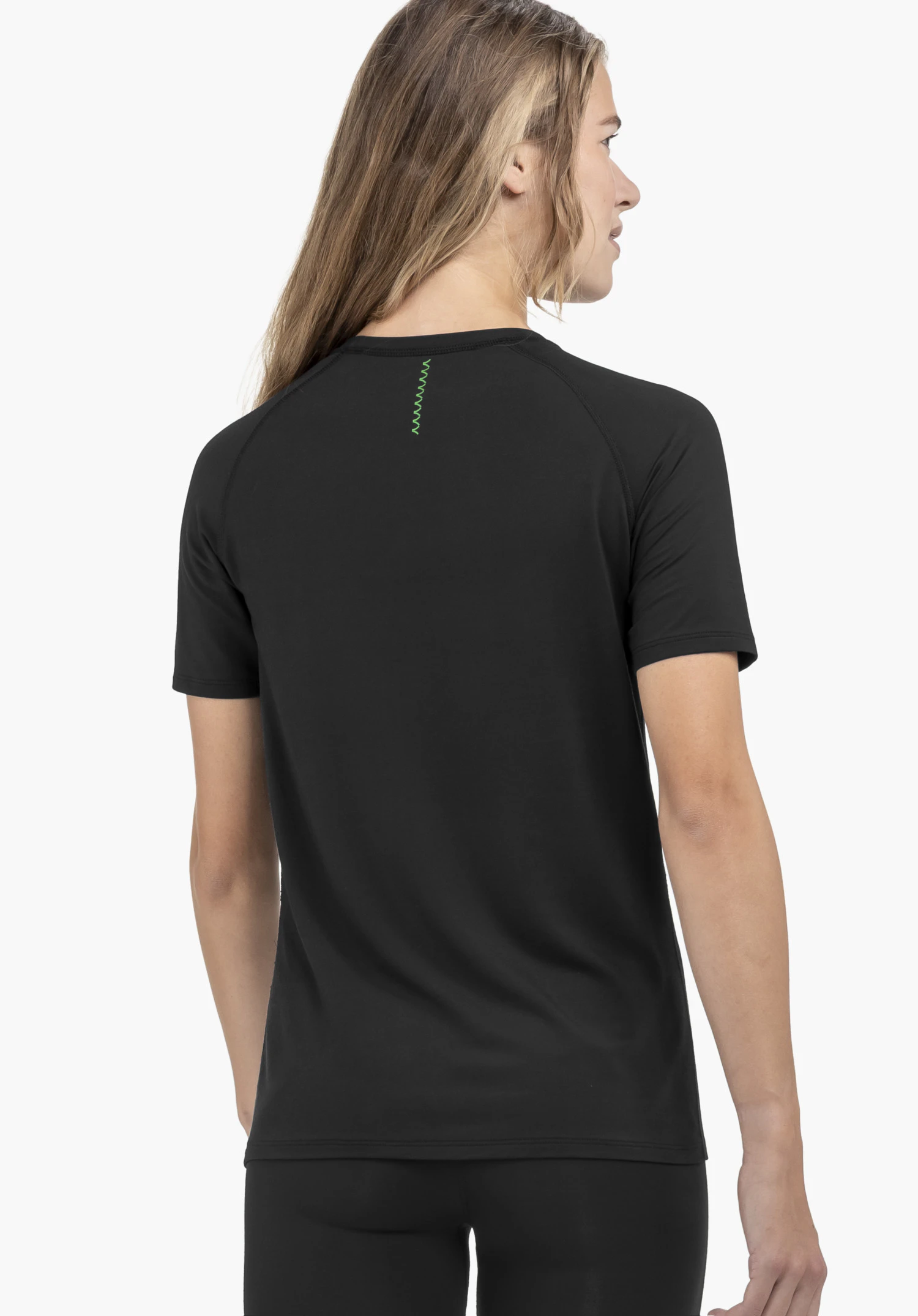 T Shirt Style Konera WMN en noir en vue arrière sur un fond neutre.