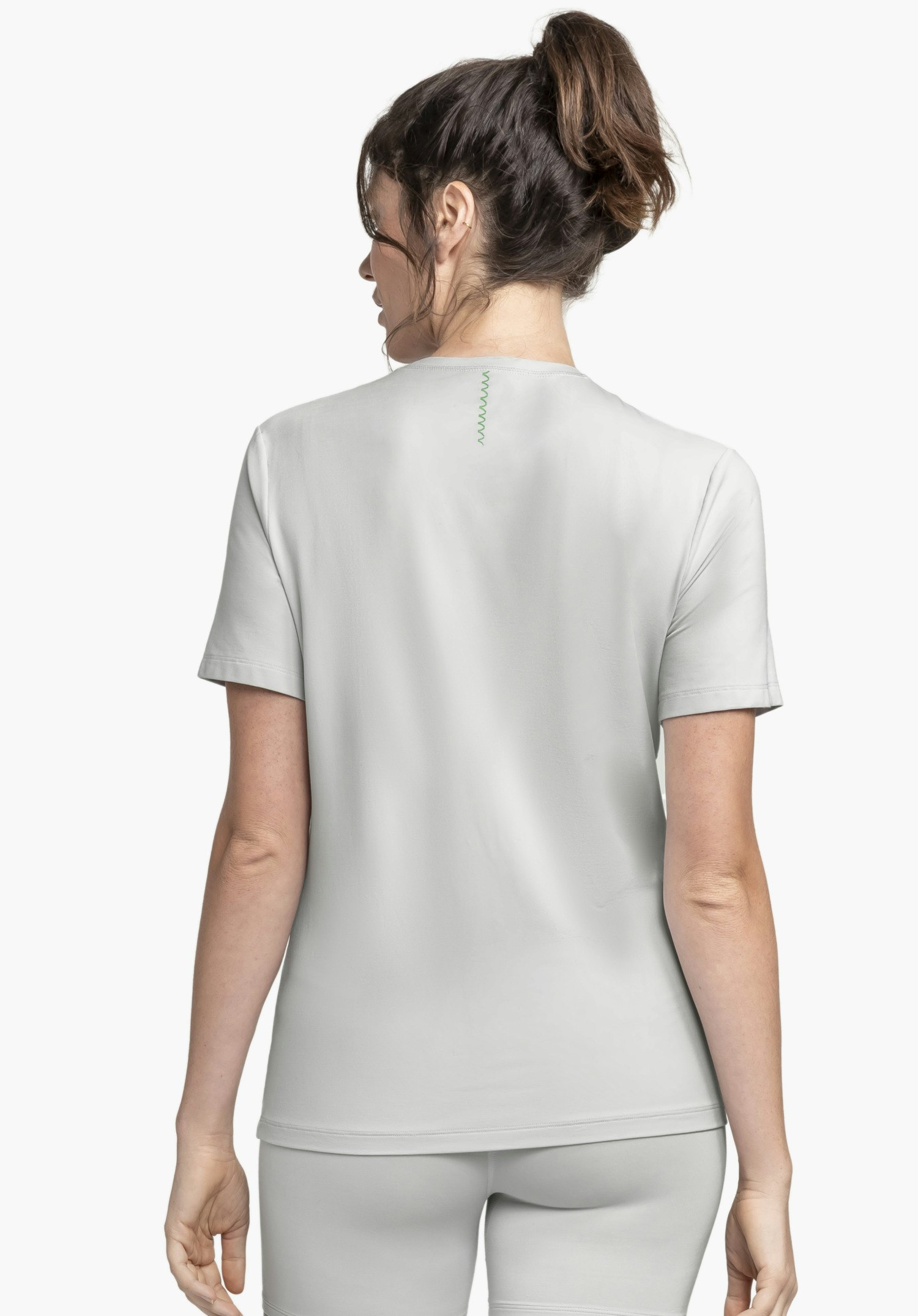 T Shirt Style Mafadi WMN en vue de dos sur un mannequin en gris sur fond neutre.