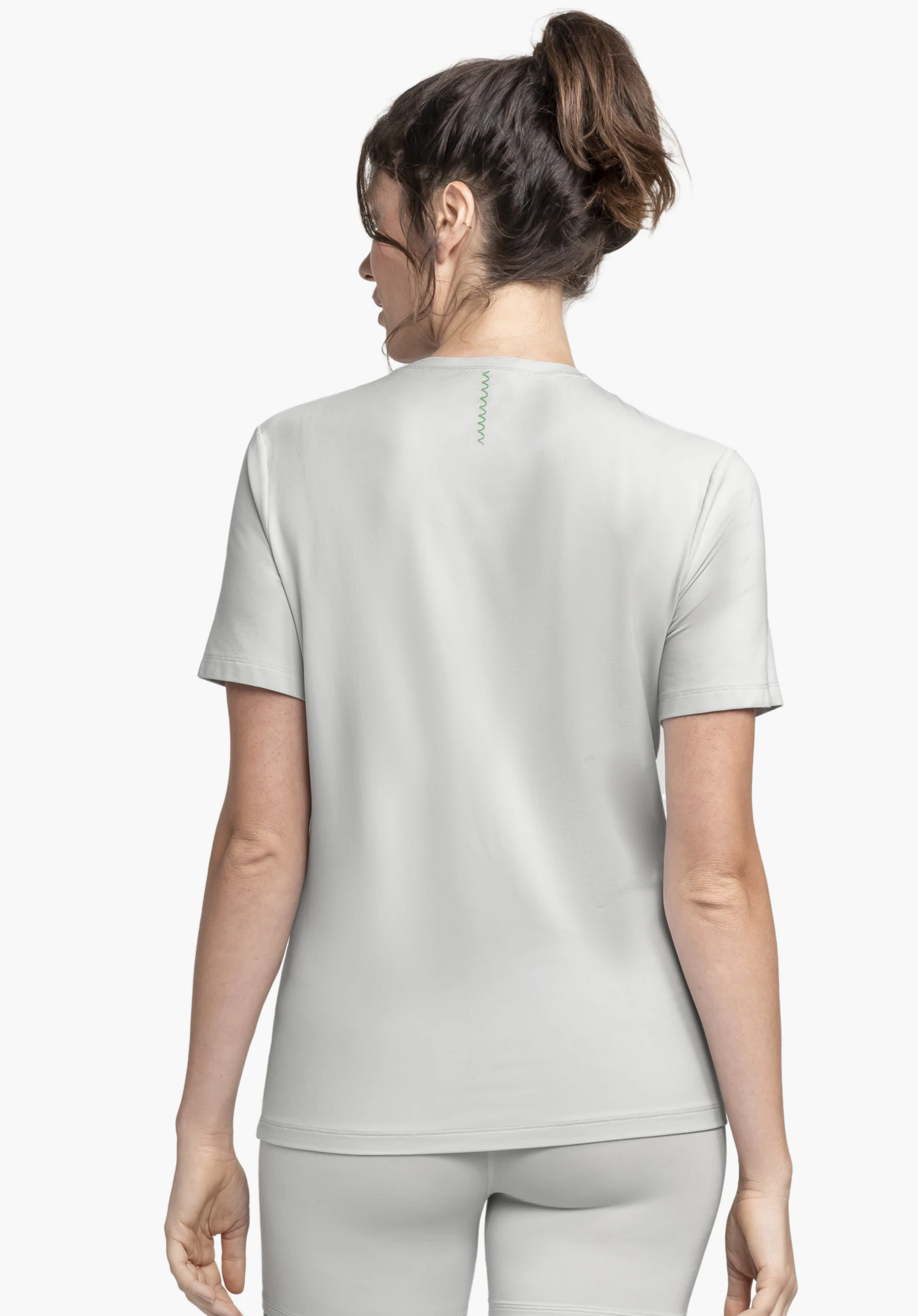 T Shirt Style Mafadi WMN en vue de dos sur un mannequin en gris sur fond neutre.