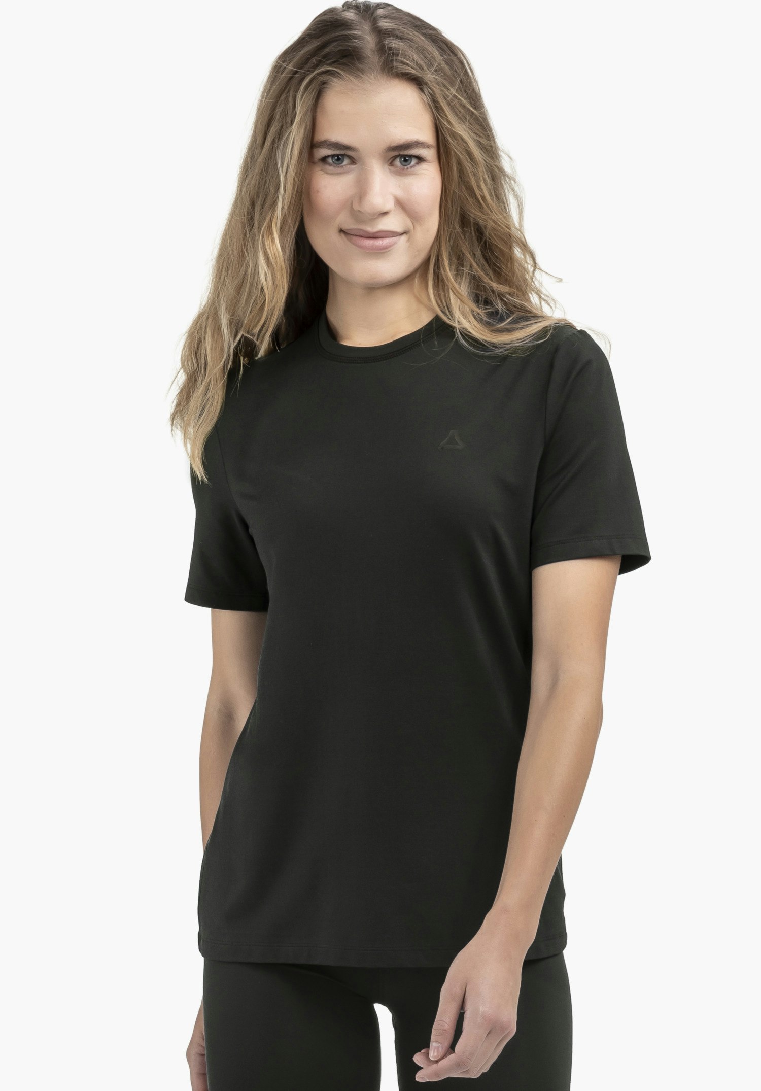 T Shirt Style Mafadi WMN porté par un mannequin qui se tient de face. Le t-shirt noir présente un discret Schöffel-Logo sur la poitrine gauche et est présenté sur un fond neutre.