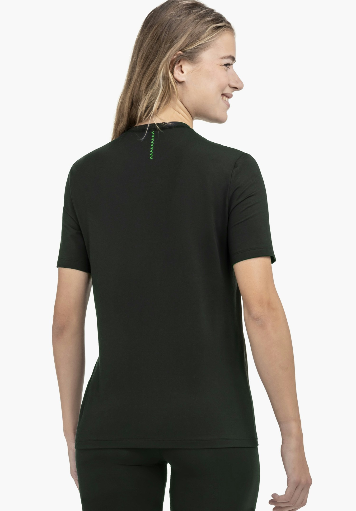T Shirt Style Mafadi WMN en noir est présenté de dos sur un mannequin devant un fond neutre.