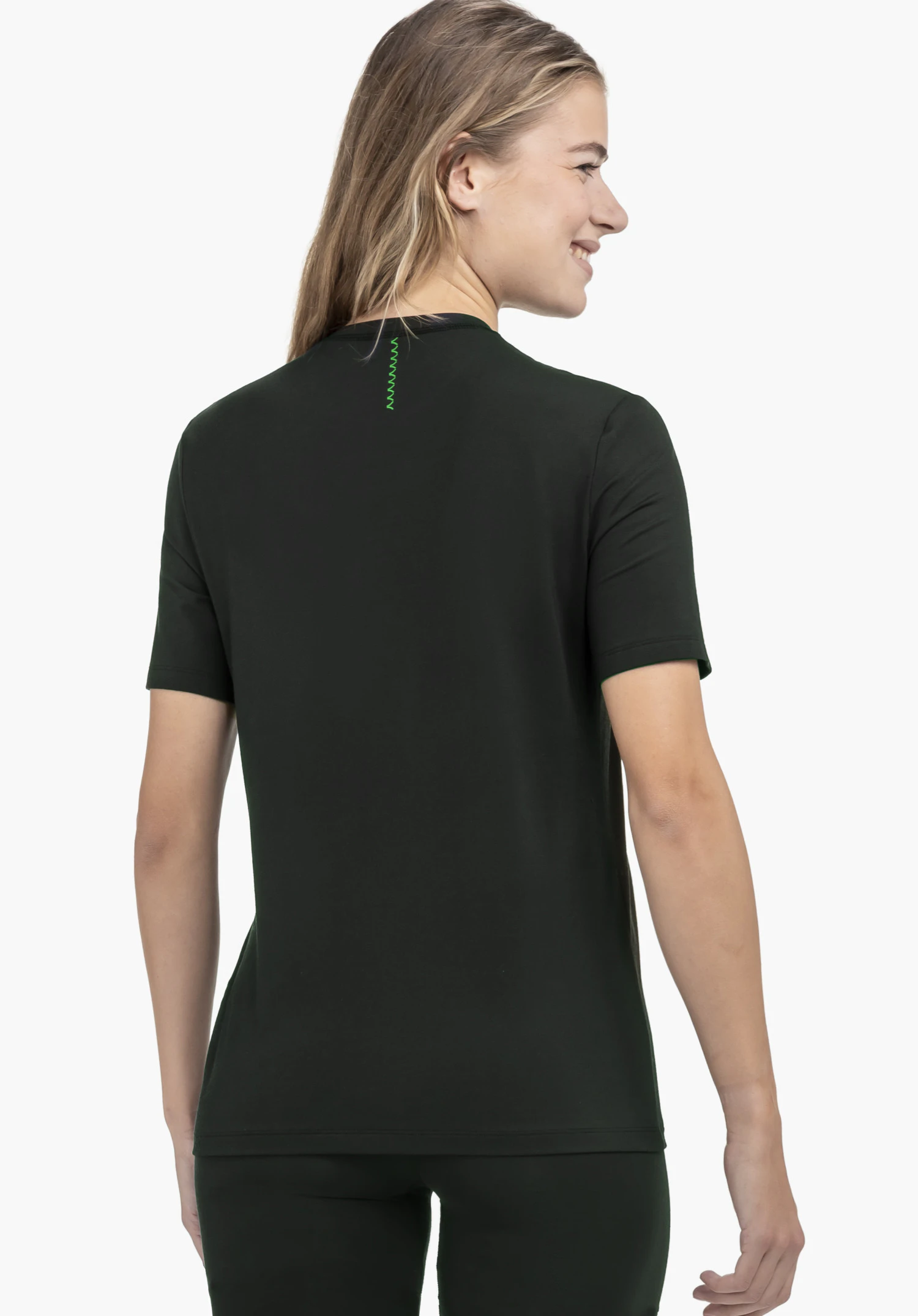 T Shirt Style Mafadi WMN en noir est présenté de dos sur un mannequin devant un fond neutre.