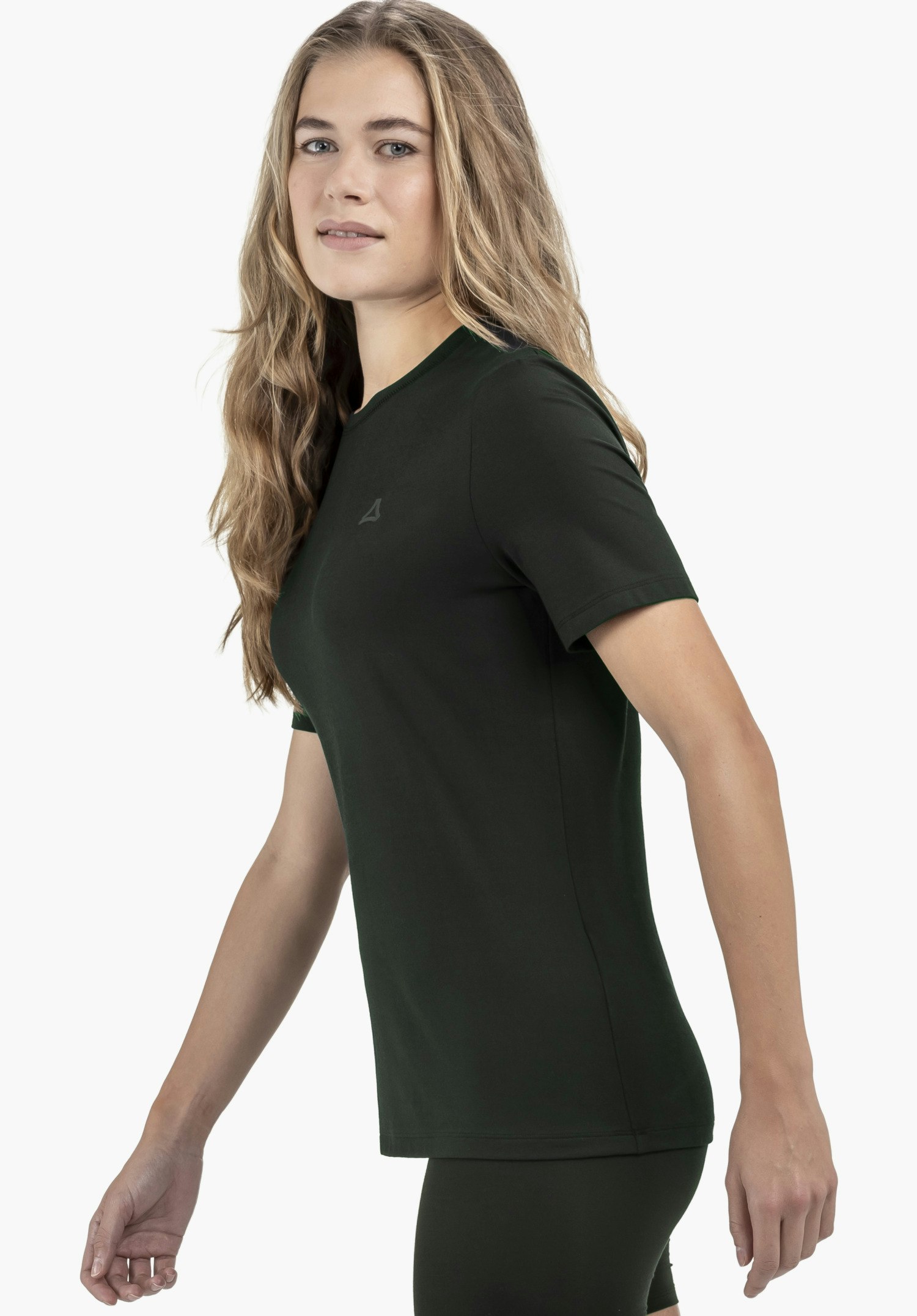 T Shirt Style Mafadi WMN en couleur noir, porté par un mannequin se tenant de profil sur un fond neutre ; le logo Schöffel est visible sur la poitrine.