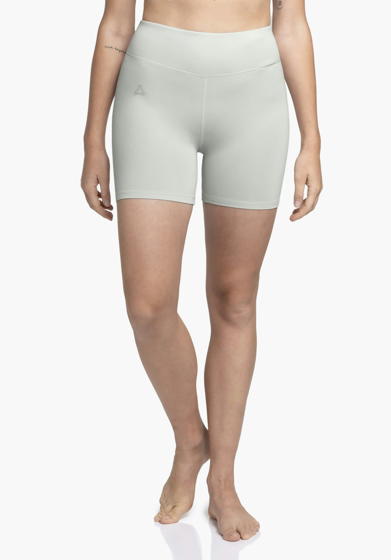 Panties Style Konera WMN. Le mannequin se tient de face, portant le short gris court avec un logo Schöffel visible sur la cuisse droite devant un fond neutre.