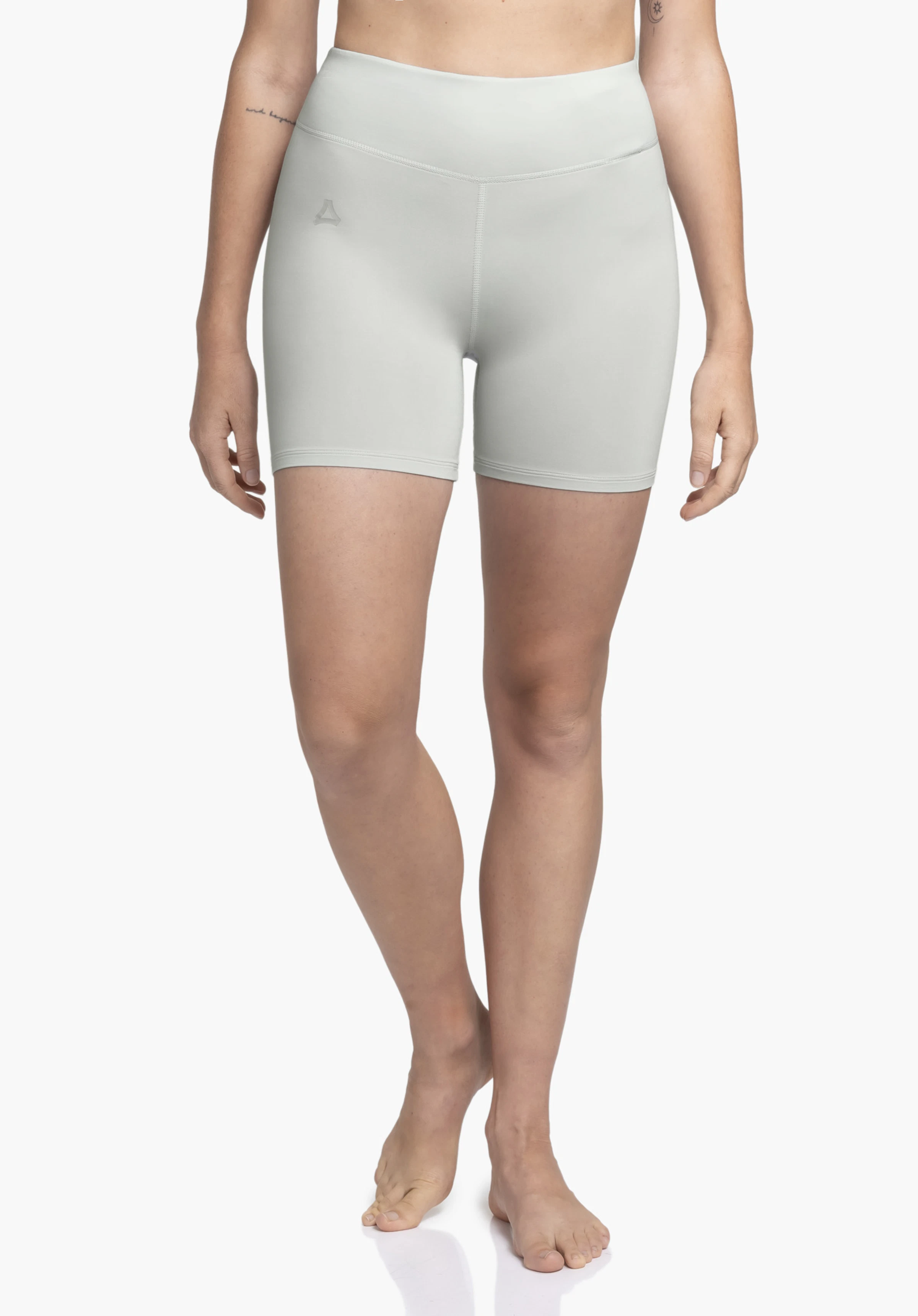 Panties Style Konera WMN. Das Model steht frontal und trägt die kurze, graue Hose mit sichtbarem Schöffel-Logo auf dem rechten Oberschenkel vor einem neutralen Hintergrund.