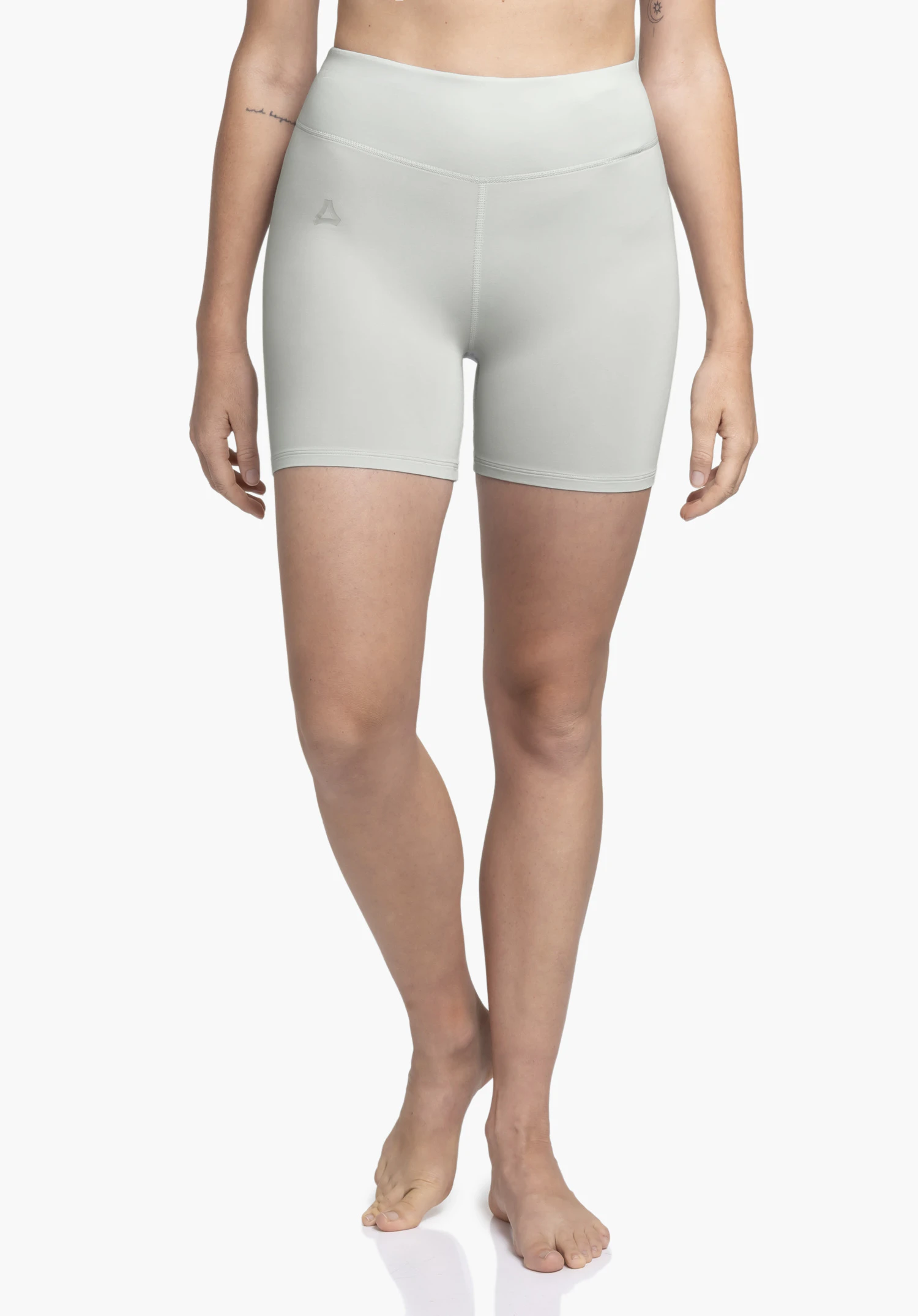 Panties Style Konera WMN. Het model staat frontaal en draagt de korte, grijze broek met een zichtbaar Schöffel-logo op de rechterdij tegen een neutrale achtergrond.