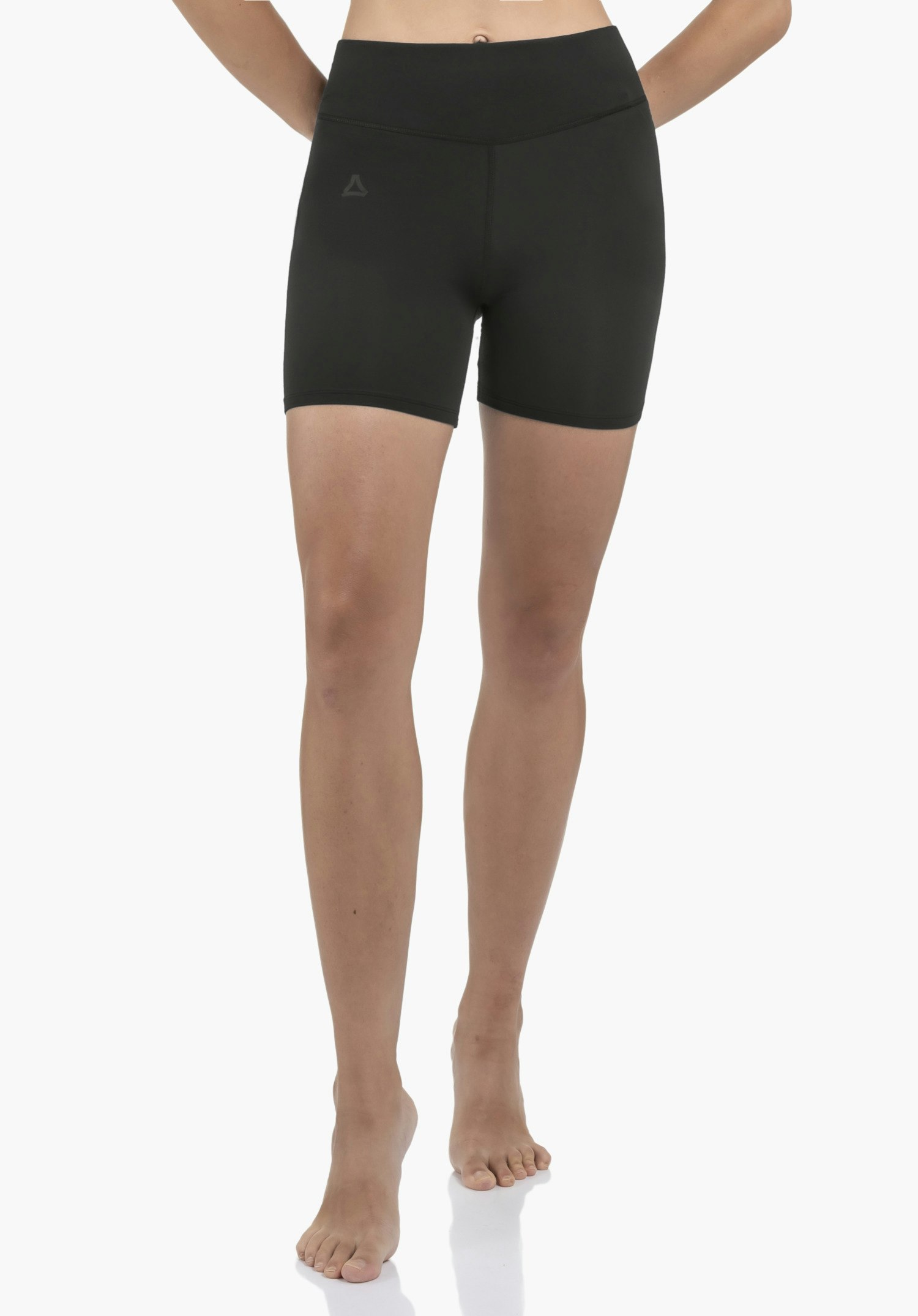 Panties Style Konera WMN en noir, porté par un mannequin. Le mannequin se tient de face avec les mains derrière le dos, laissant apparaître le logo Schöffel sur la jambe droite, sur un fond neutre.