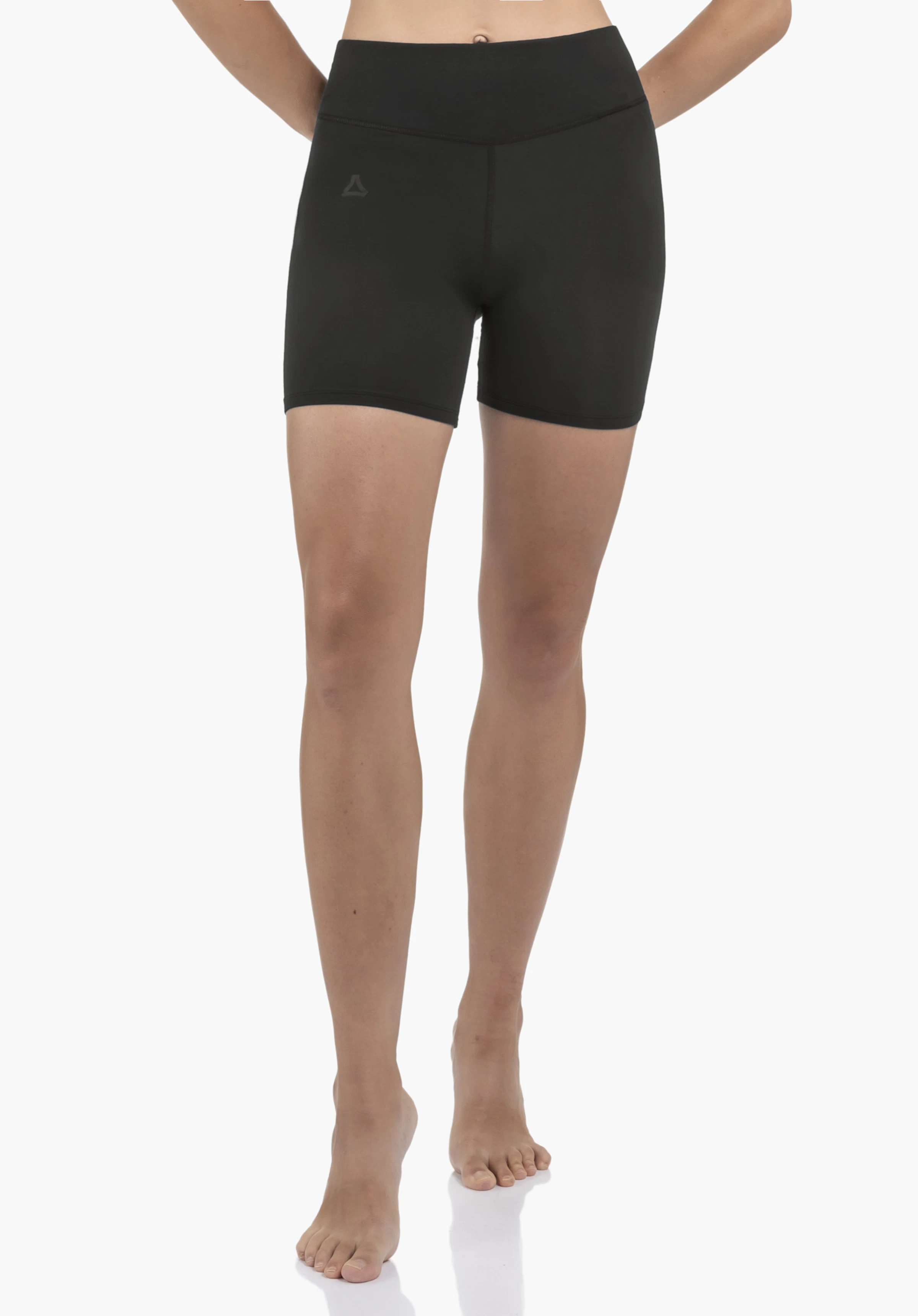 Panties Style Konera WMN in der Farbe Schwarz, getragen von einem Model. Das Model steht frontal mit den Händen hinter dem Rücken, wobei das Schöffel-Logo auf dem rechten Bein deutlich sichtbar ist, vor einem neutralen Hintergrund.