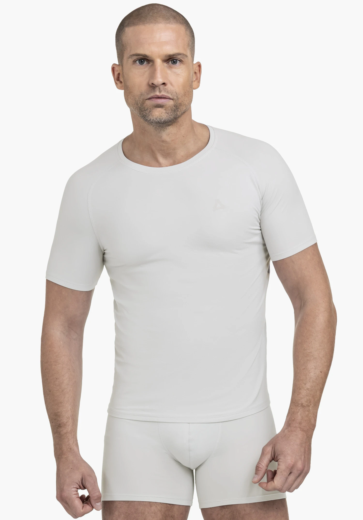 T Shirt Style Konera MEN an einem Model, das frontal steht und das graue Kurzarmshirt trägt. Ein dezentes Schöffel-Logo ist auf der linken Brust zu sehen, präsentiert vor einem neutralen Hintergrund.