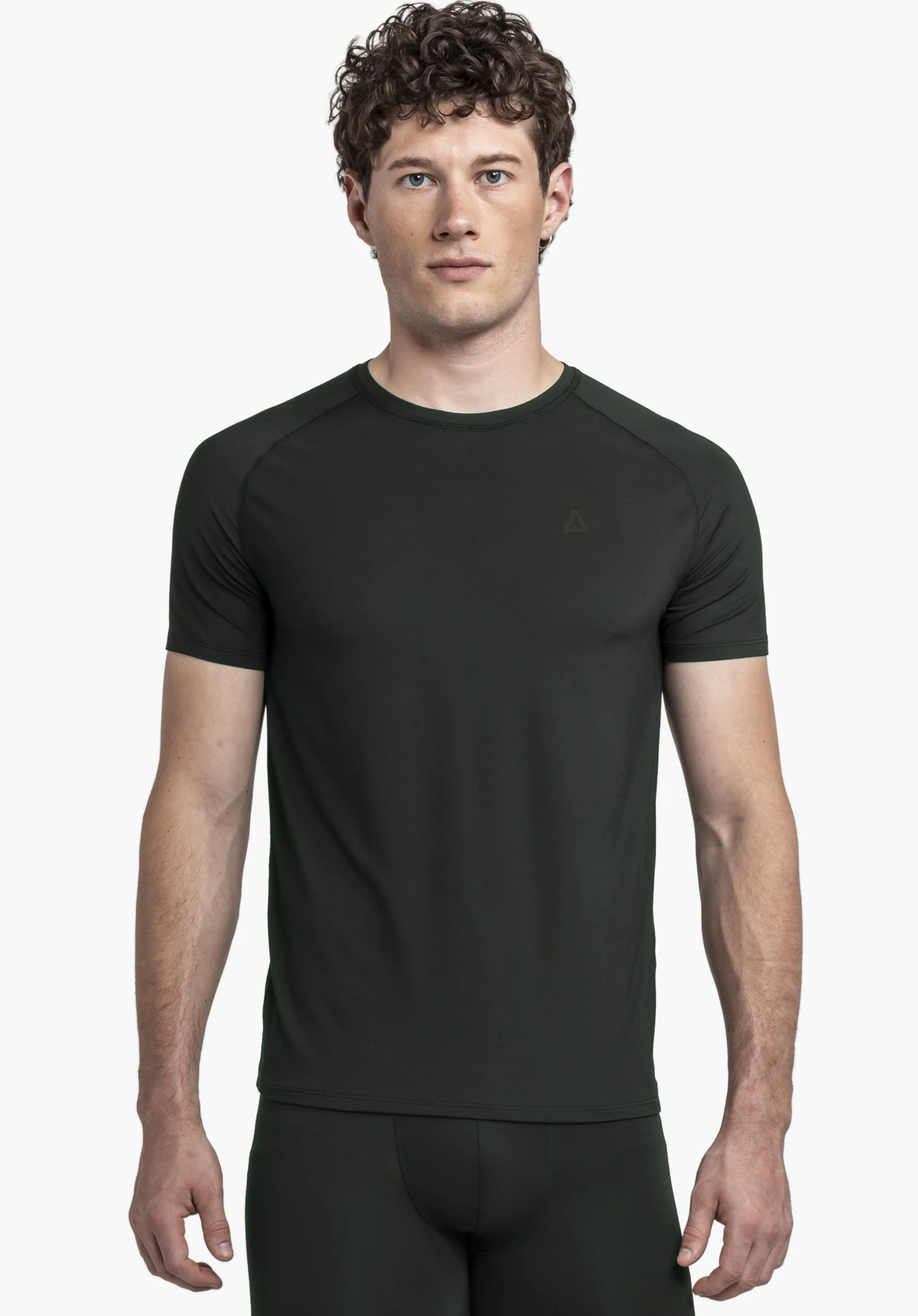 T Shirt Style Konera MEN in Schwarz, getragen von einem Model, das frontal steht. Man sieht das T-Shirt mit einem dezenten Schöffel-Logo auf der linken Brust vor einem neutralen Hintergrund.
