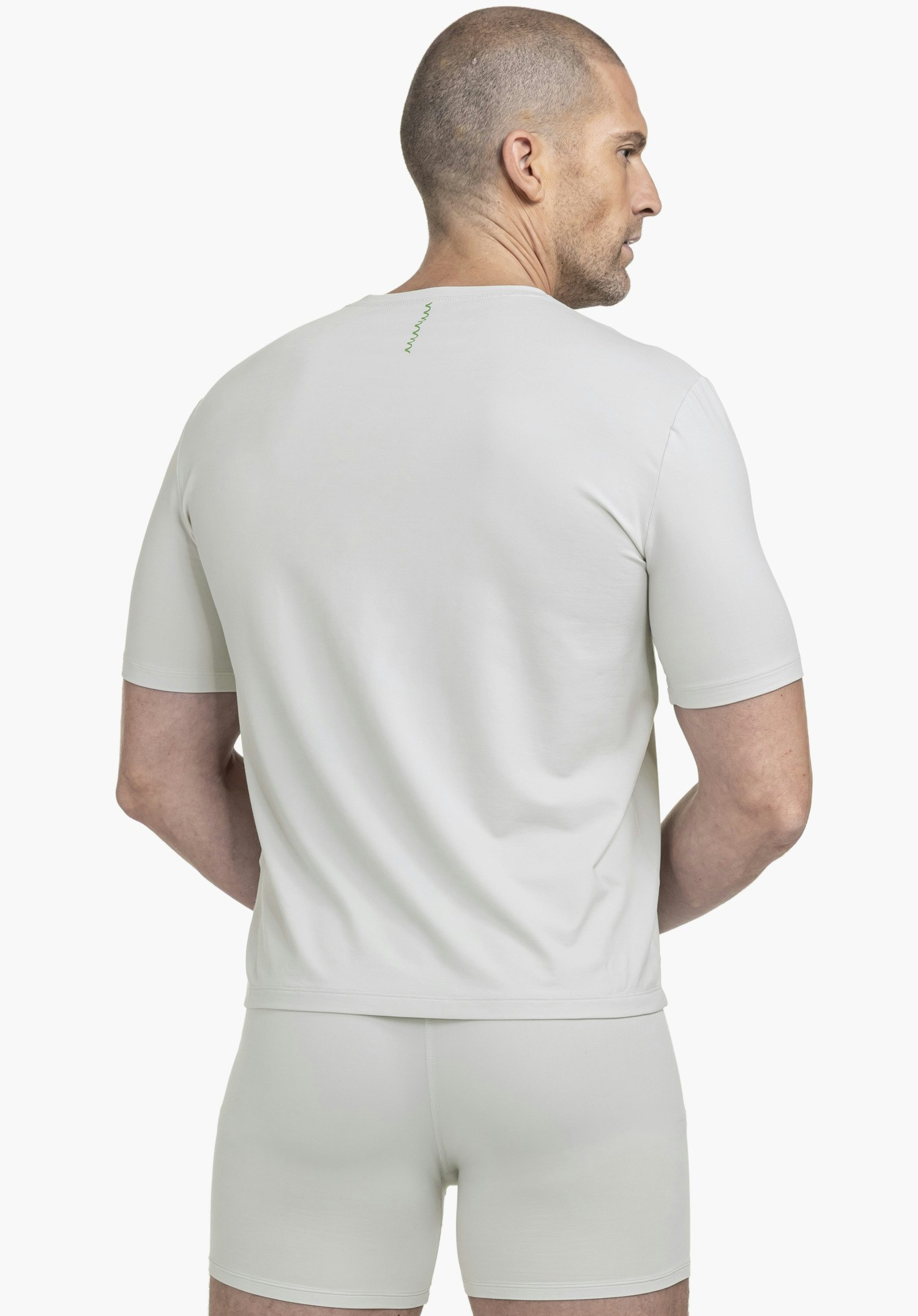 T Shirt Style Mafadi MEN in Grau in der Rückenansicht am Model vor neutralem Hintergrund mit dezentem Schöffel-Logo im Nackenbereich.