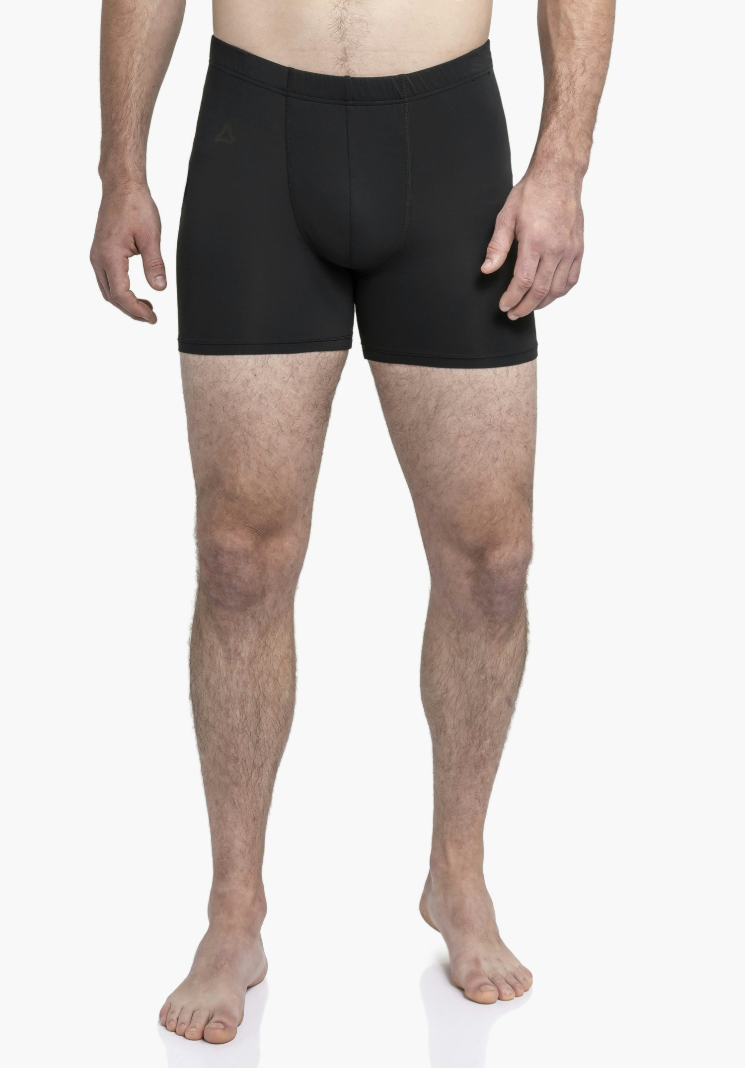 Boxershorts Style Konera MEN, getragen von einem Model, das frontal vor einem neutralen Hintergrund steht. Die schwarze Unterhose zeigt ein dezentes Schöffel-Logo auf dem rechten Bein.