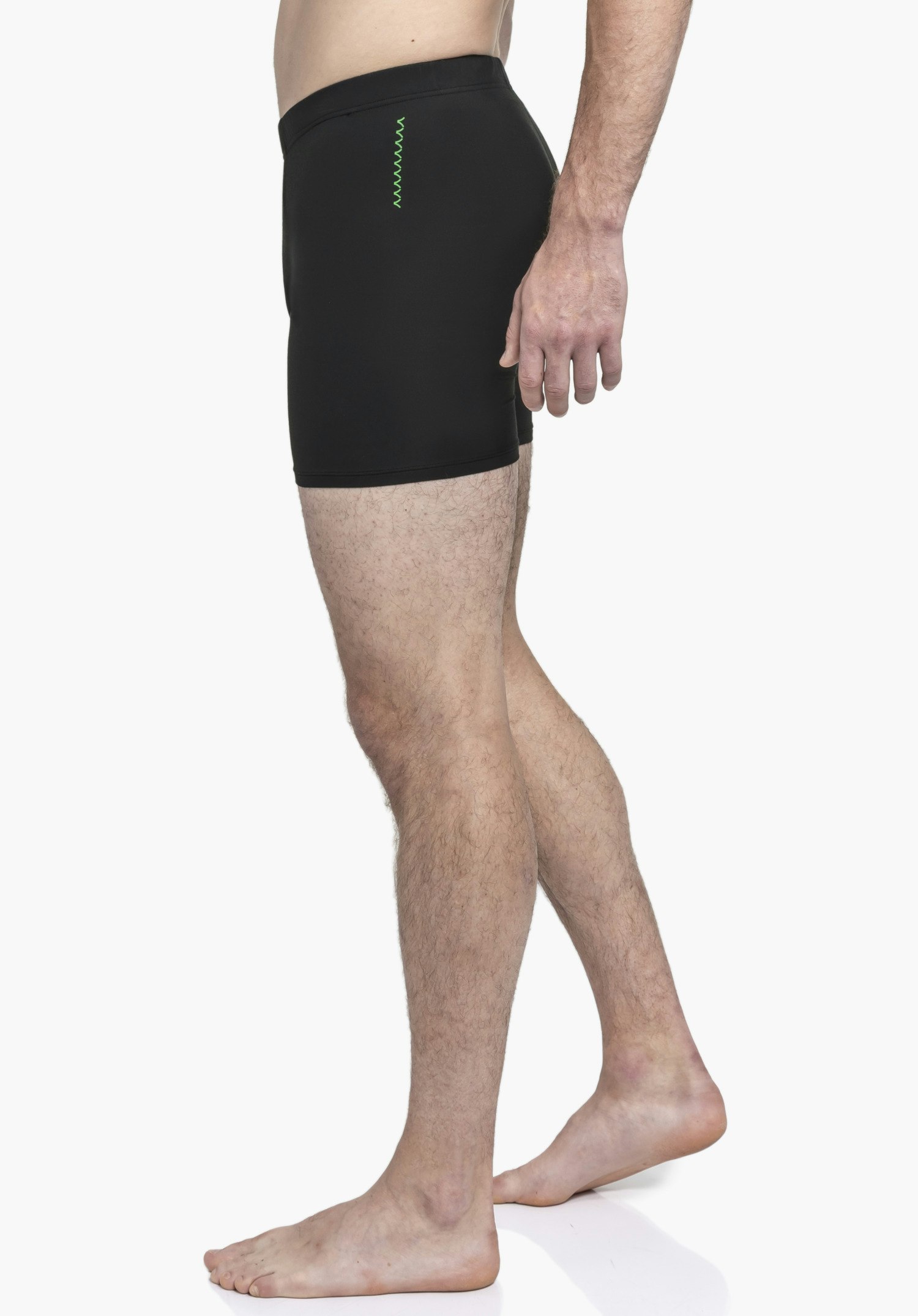 Boxershorts Style Konera MEN in Schwarz vor einem neutralen Hintergrund. Der athletische Träger steht seitlich und präsentiert die körpernahe Passform. Seitlich ist ein dezentes, vertikales Schöffel-Logo in Kontrastfarbe zu sehen.
