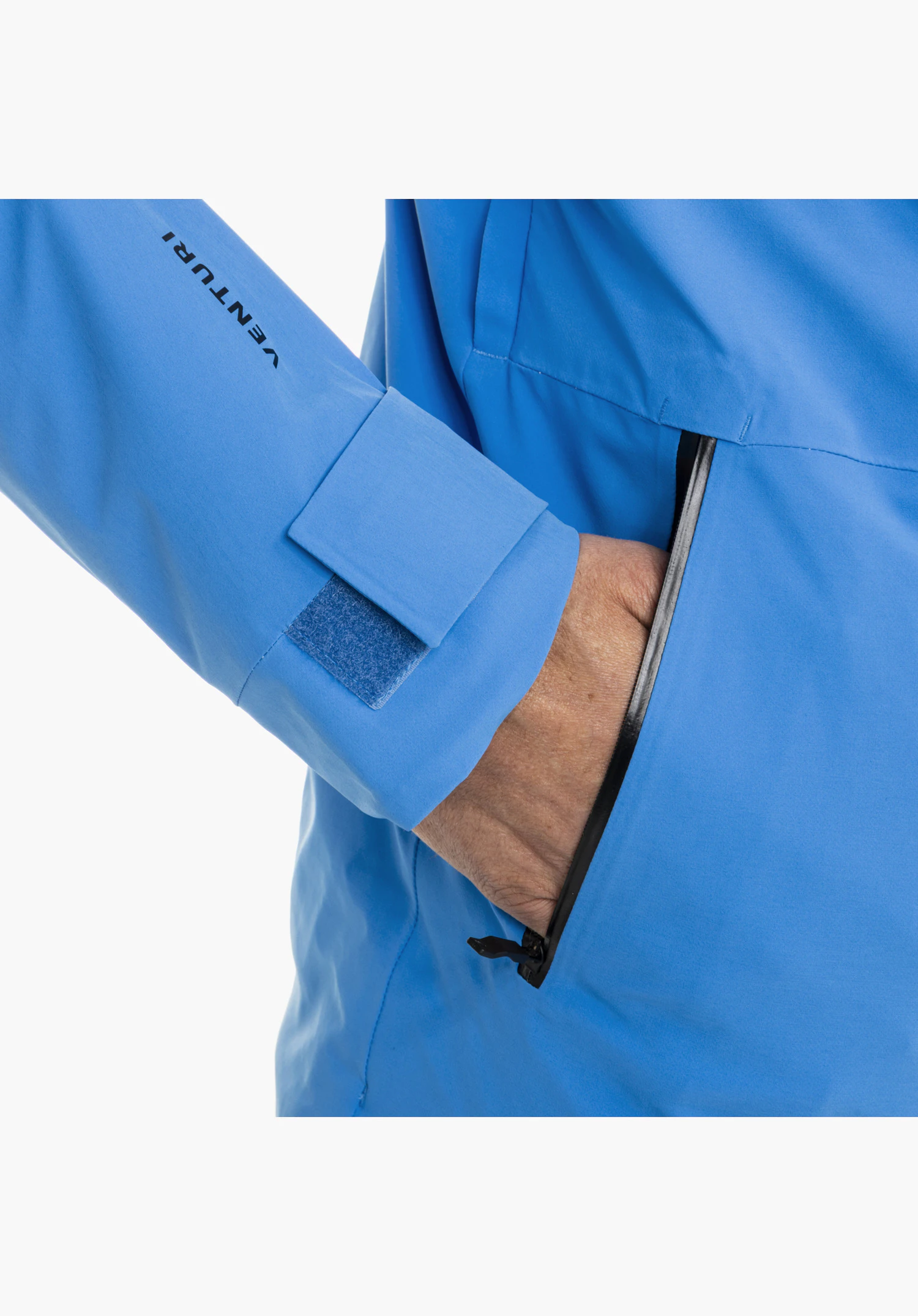 Jacket Style Pontre MEN montre la veste bleue avec un zoom sur la manche, une patte auto-agrippante et une poche zippée avec fermeture éclair déperlante ainsi que l'inscription Venturi en gros plan sur fond blanc.