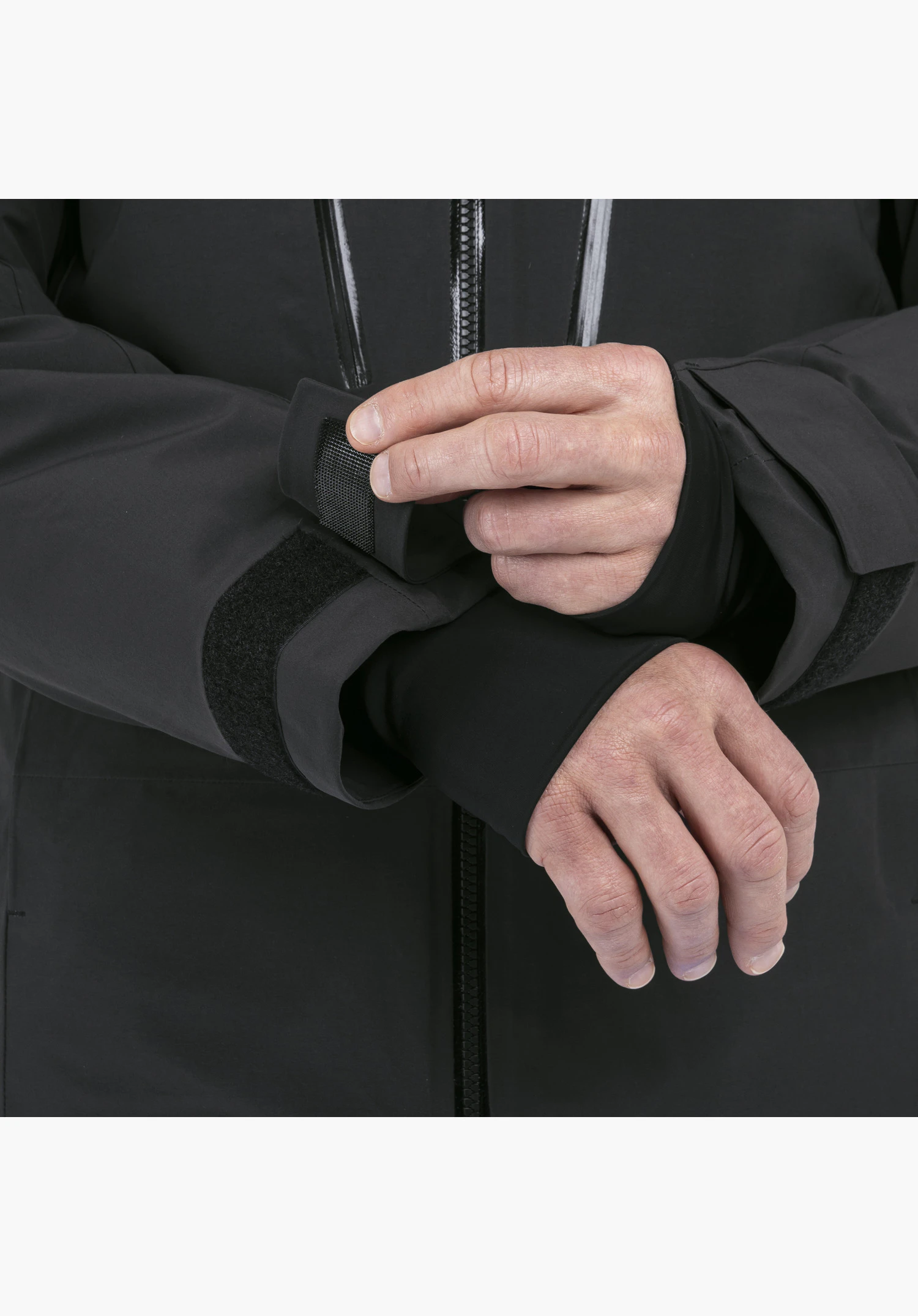 Jacket Style Radiana MEN en noir montrant un gros plan des poignets réglables avec fermeture auto-agrippante et manchons élastiques intégrés. Gros plan sur fond blanc/neutre.