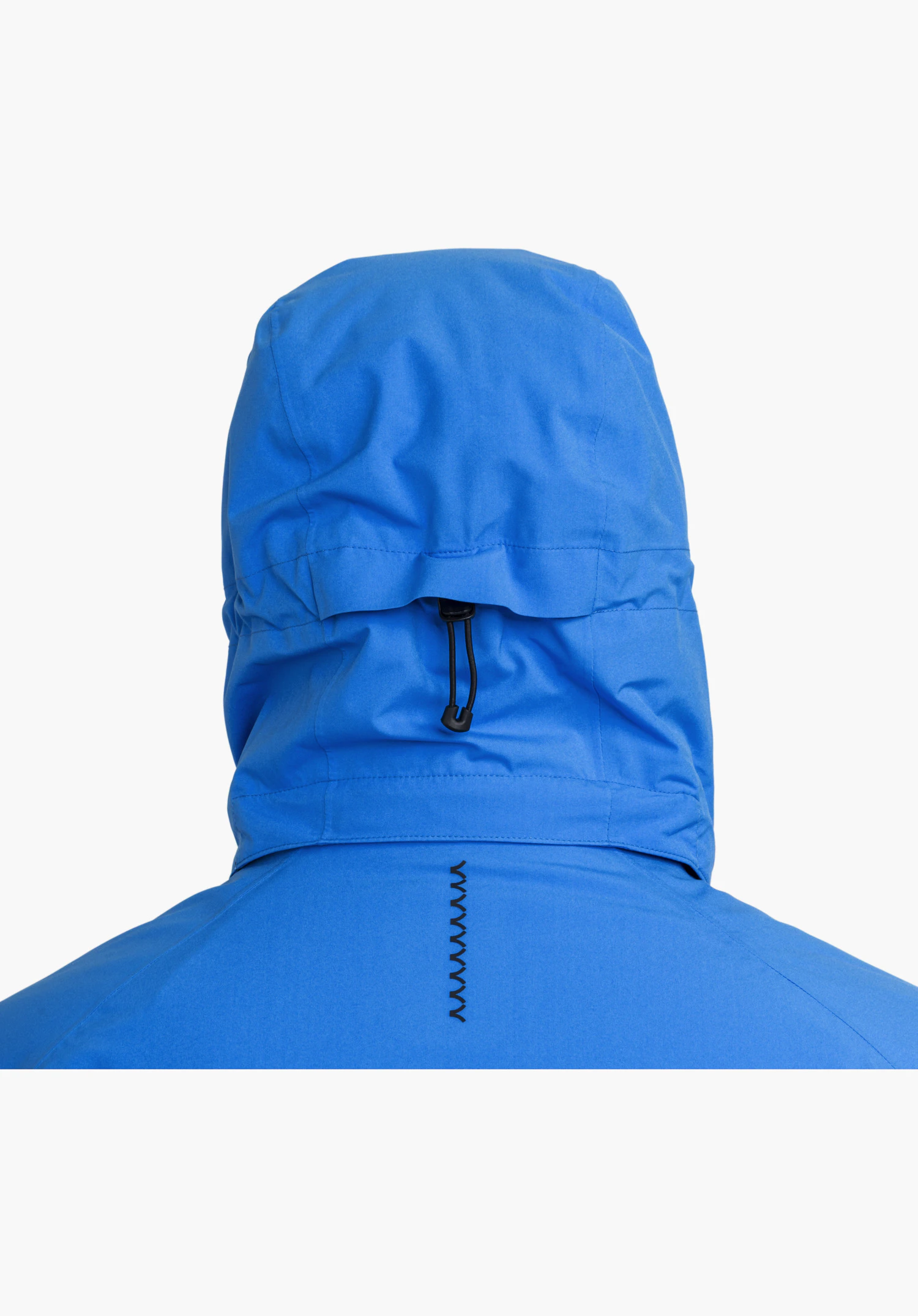 Jacket Style Trifex MEN in blue focusing on the adjustable hood with drawcord and stopper as well as a decorative zigzag design element on the back, close-up against a white background.
