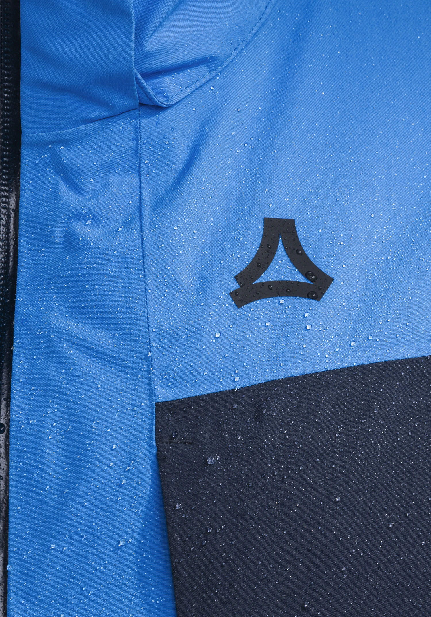 Jacket Style Trifex MEN in blue, worn by a male model in a side view standing upright with hands in pockets against a white background. (AI-generated)