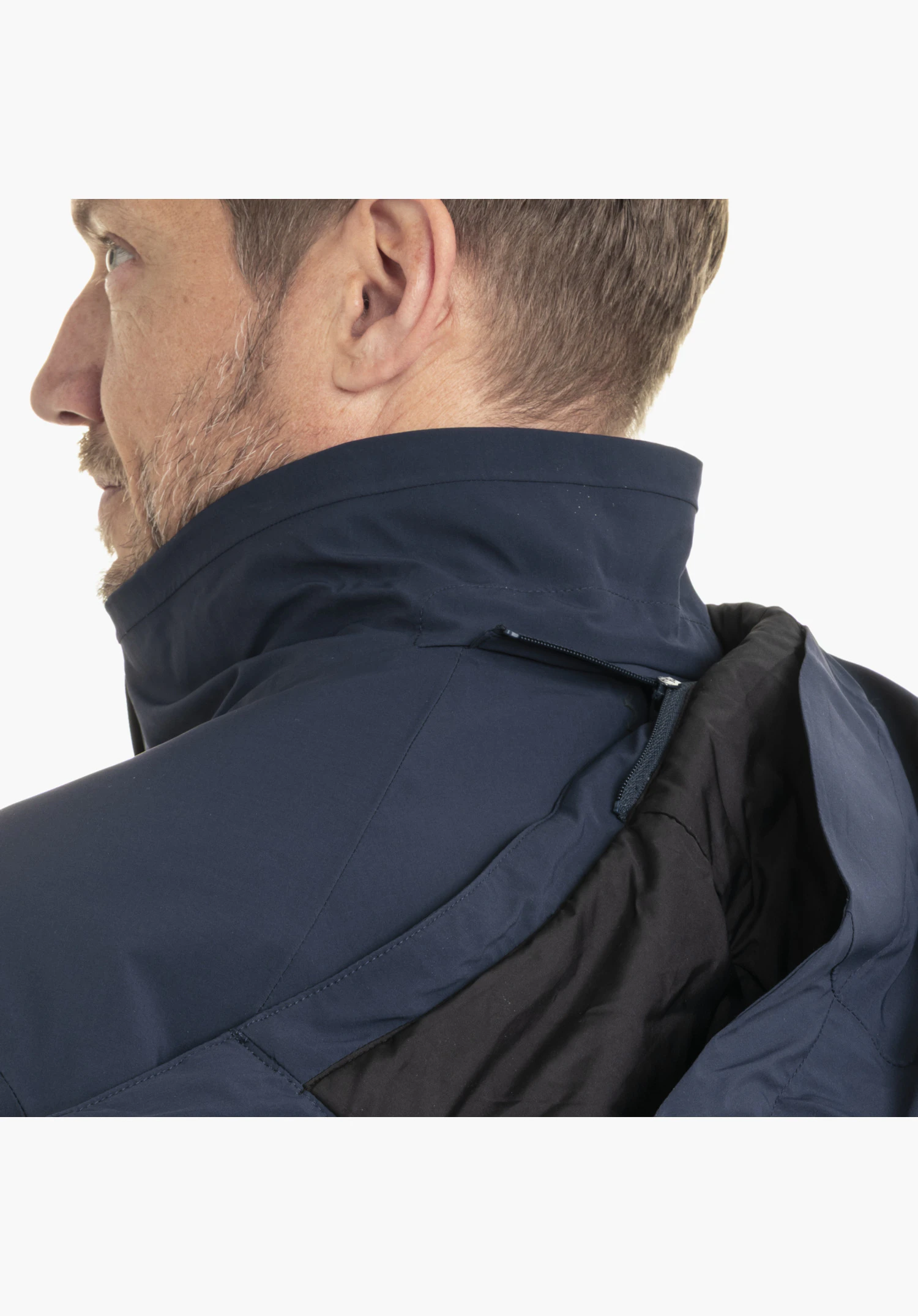 Jacket Style Safuna MEN with a close-up of the blue collar and zipper in the neck area in a close-up against a white background.
