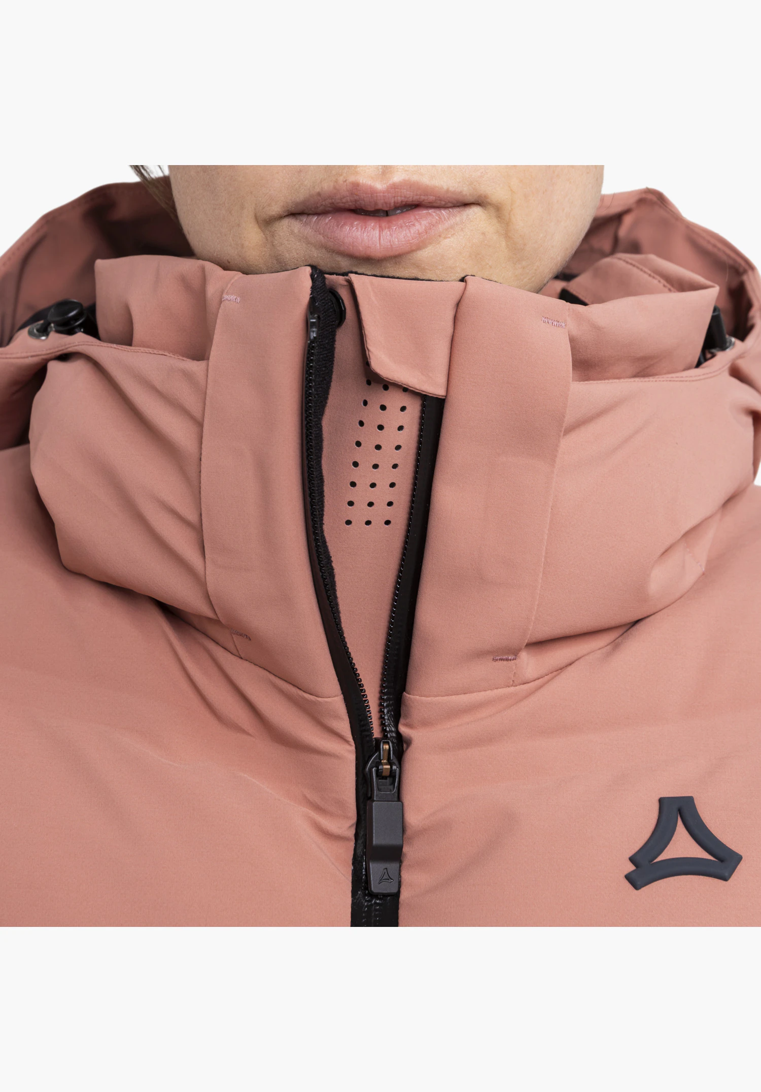 Jacket Style Caldirola WMN en rose avec un focus sur le col montant, la fermeture éclair noire avec protège-menton, les trous de ventilation intégrés et le logo Schöffel en bas à droite gros plan sur fond blanc.