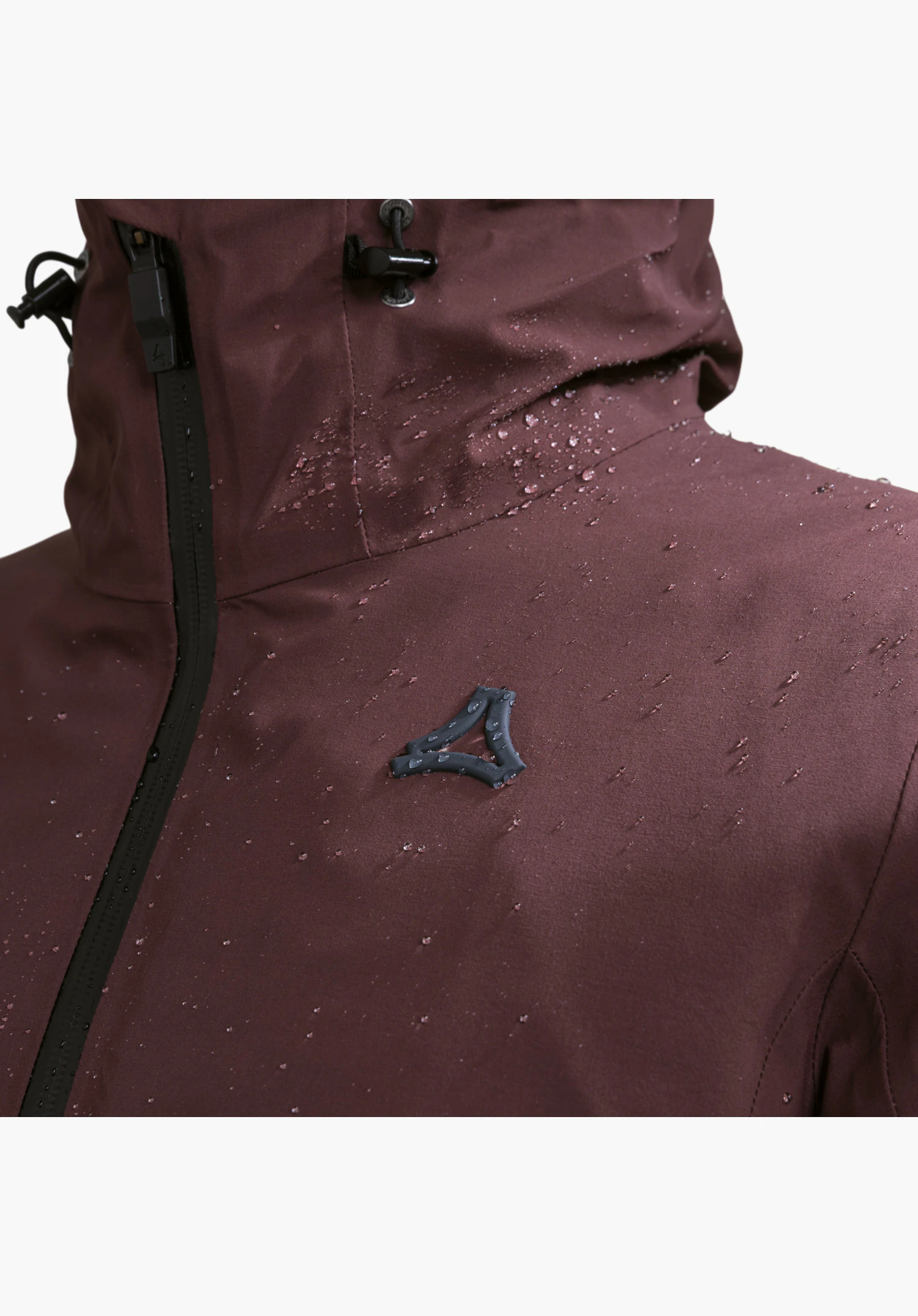 Jacket Style Levivo WMN en violet montrant un gros plan détaillé de la matière déperlante avec des gouttes de pluie et le logo Schöffel sur la poitrine. Gros plan sur fond blanc.