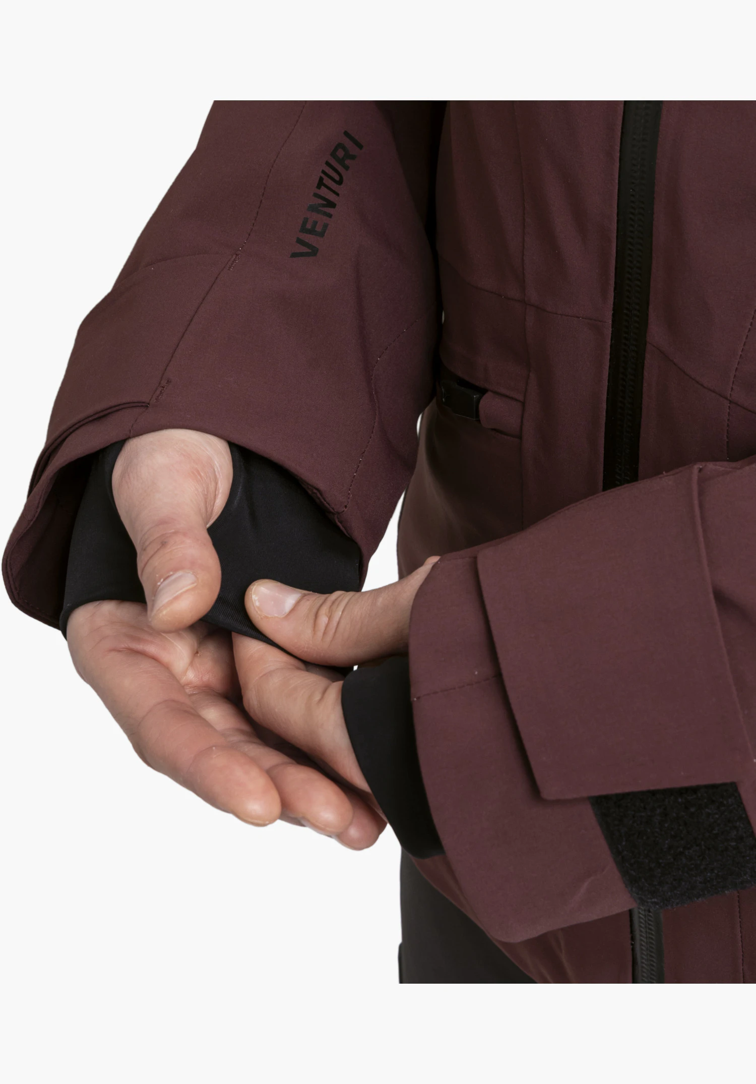 Jacket Style Levivo WMN en violet montrant une vue rapprochée du poignet avec passe-pouce intégré et inscription Venturi imprimée gros plan sur fond blanc.