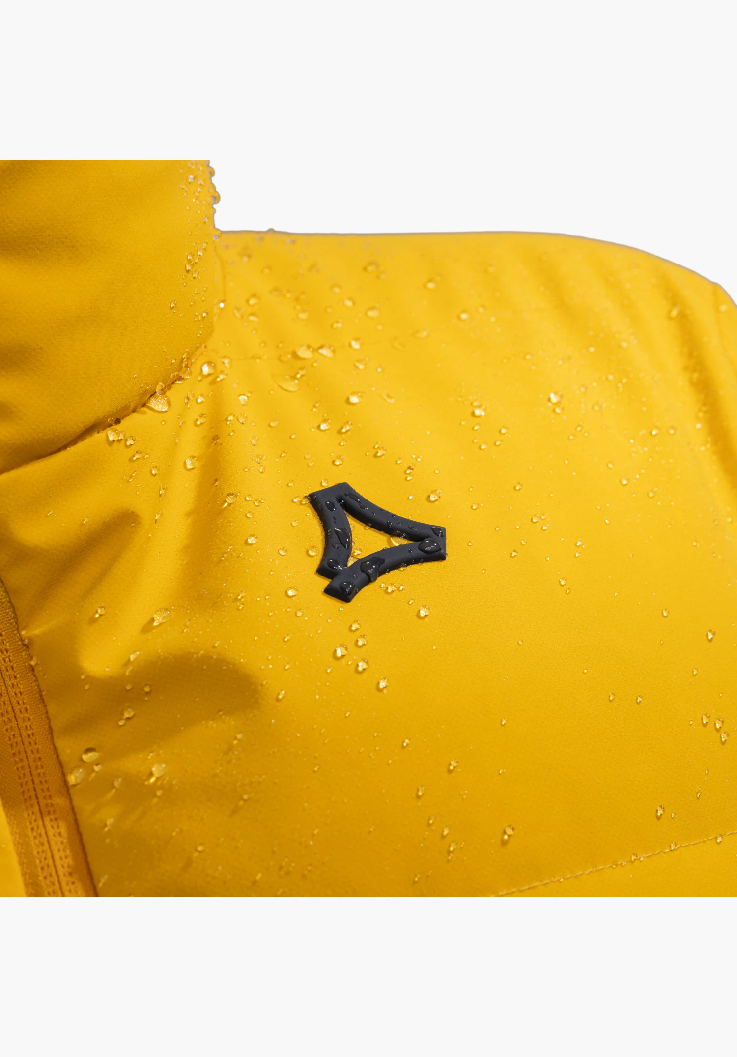 Jacket Style Lumineo WMN présente le logo Schöffel noir sur une matière jaune déperlante avec des gouttes d'eau en gros plan sur fond blanc.