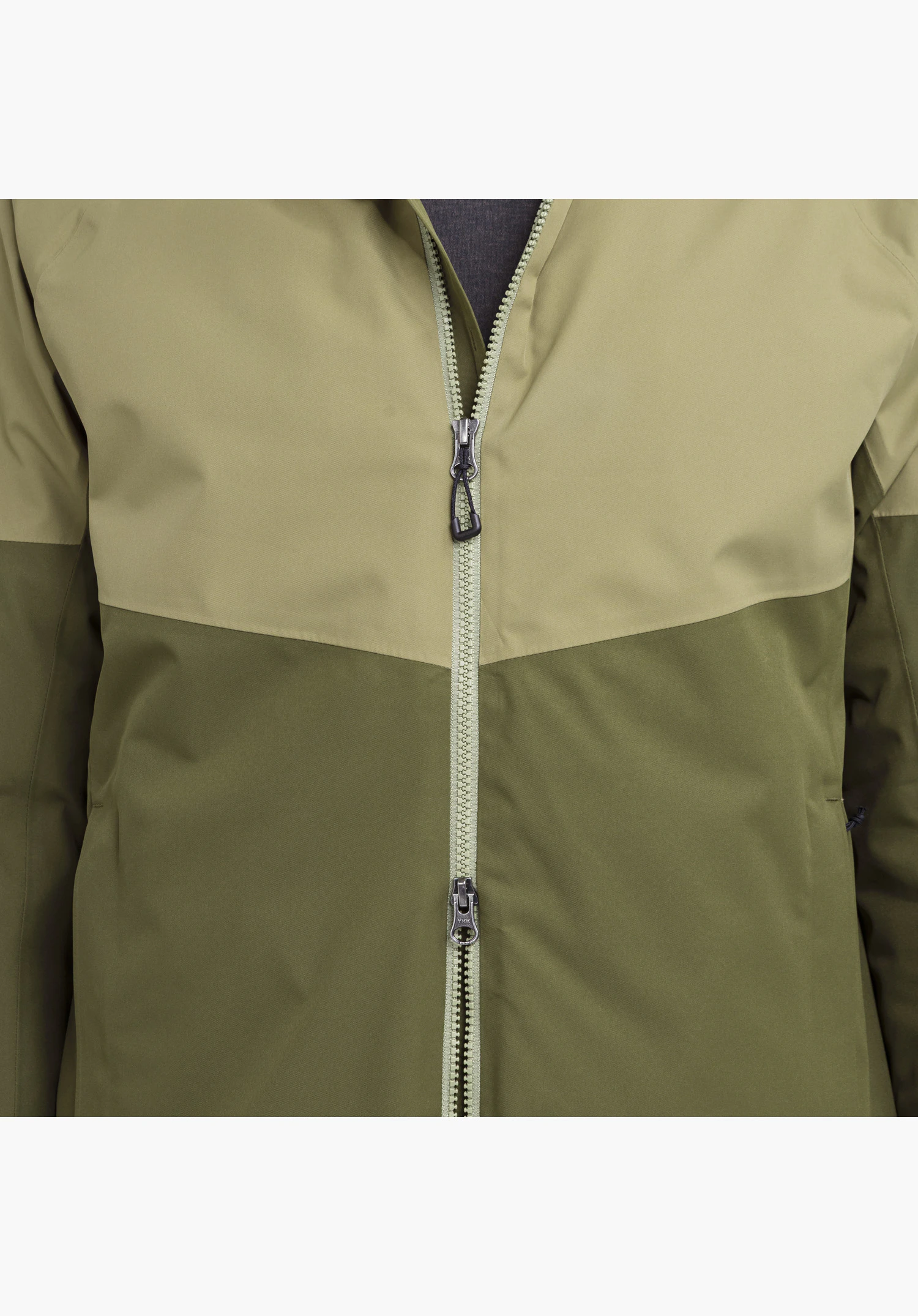 Jacket Style Yew MEN in green showing the high-closing two-way zipper with color-matched teeth and ergonomic zipper puller at the chest. Close-up against a white/neutral background.