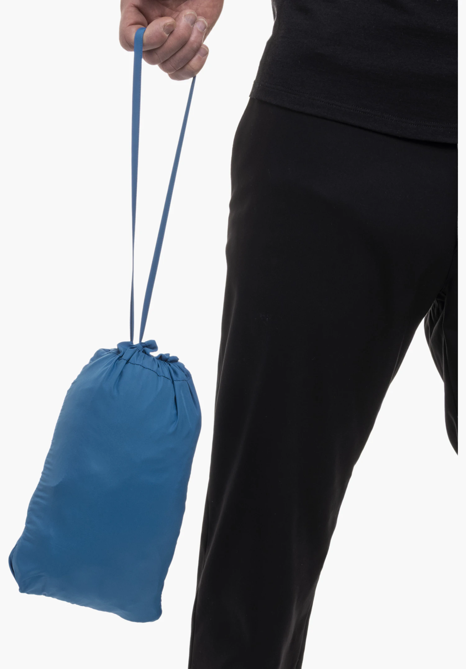 Hy Down Jk Style Cascata MEN avec le sac de rangement bleu pratique pour la doudoune tenu à la main gros plan sur fond blanc.