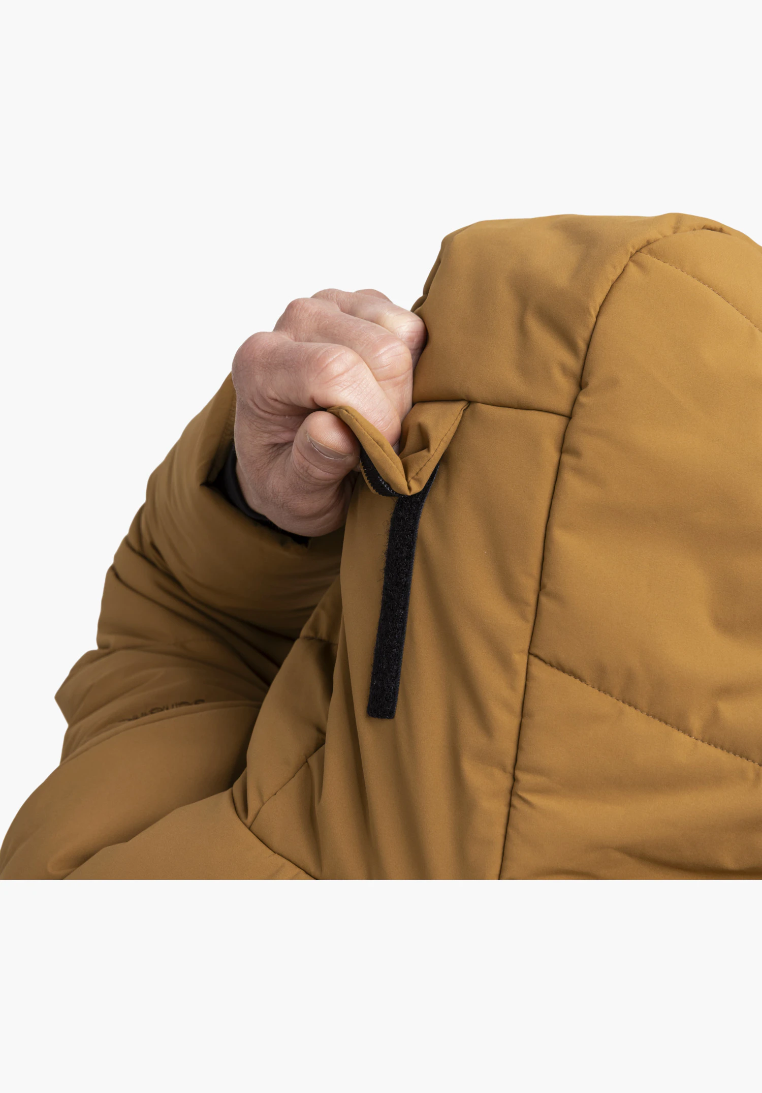 Ins Jkt Style Purga MEN in brown showing the adjustability of the hood with a hook-and-loop fastener on the back in a detailed close-up against a white background.
