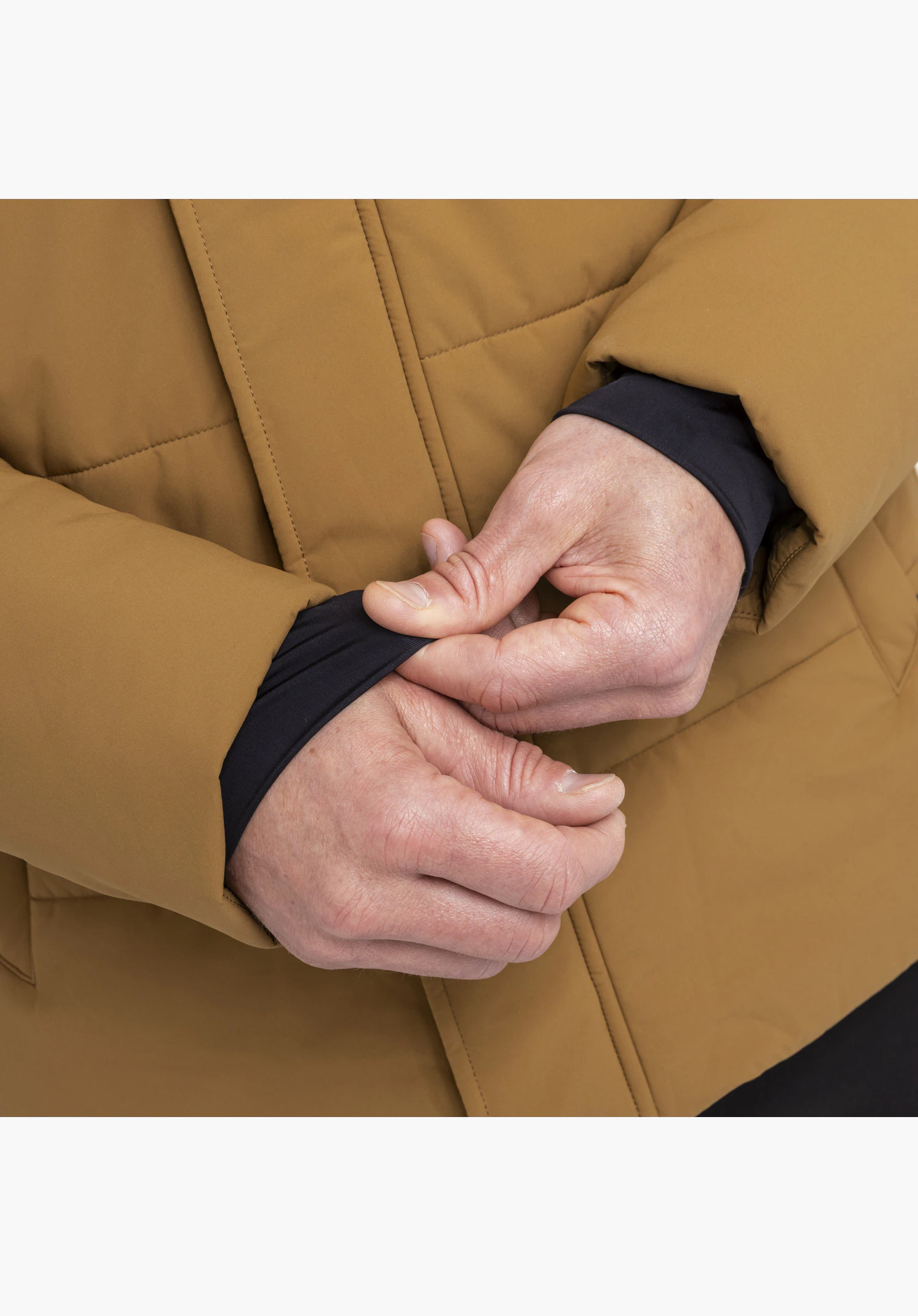 Ins Jkt Style Purga MEN avec poignet noir élastique en marron gros plan sur fond blanc.