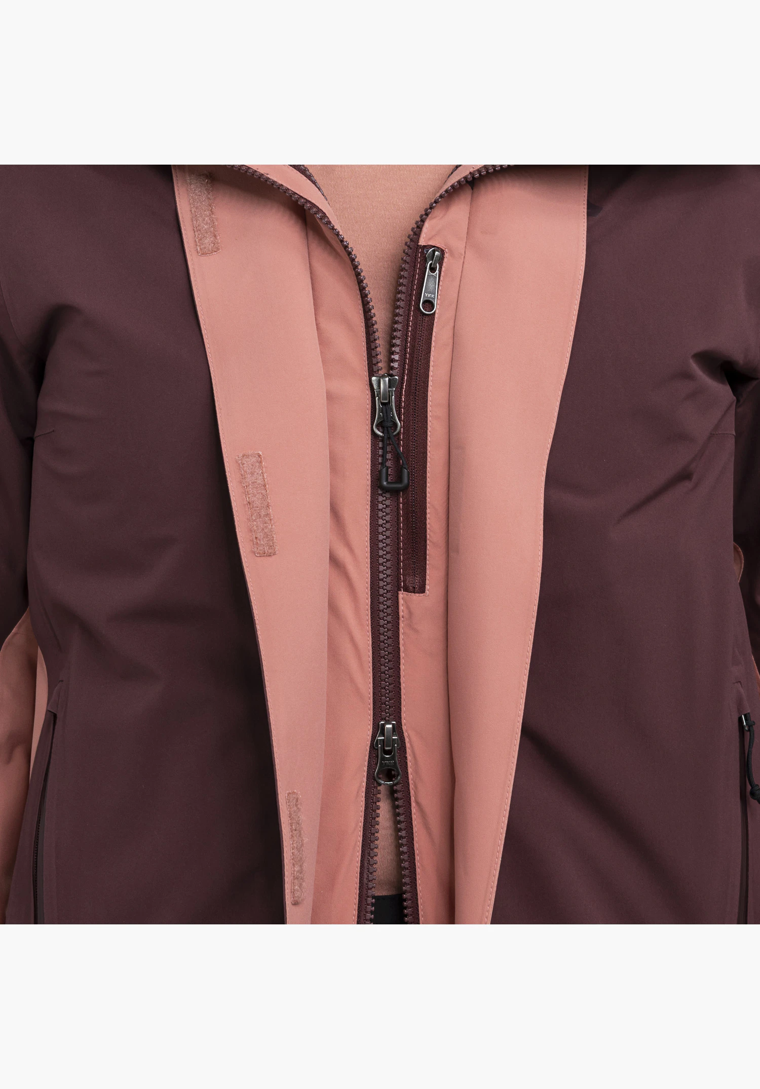 3in1 Jacket Style Refoca WMN mit lila Reißverschlüssen und einer zweilagigen Blende mit Klettverschluss in einer Nahaufnahme vor weißem Hintergrund.