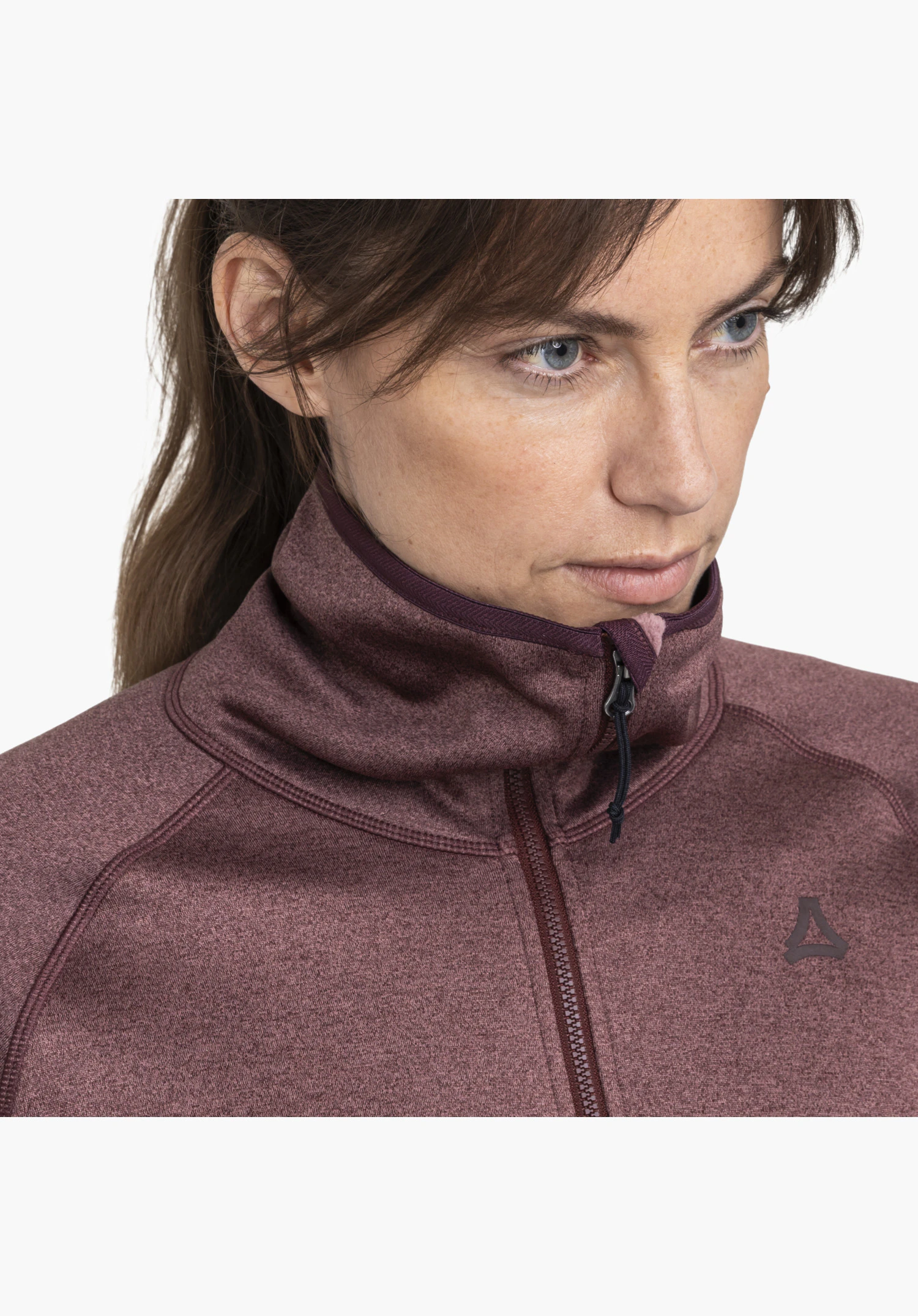 Fleece Jk Style Refoca WMN en violet avec un accent sur le col montant haut, la fermeture éclair, le logo Schöffel sur la poitrine et la texture de la matière en polaire chinée en gros plan sur fond blanc.