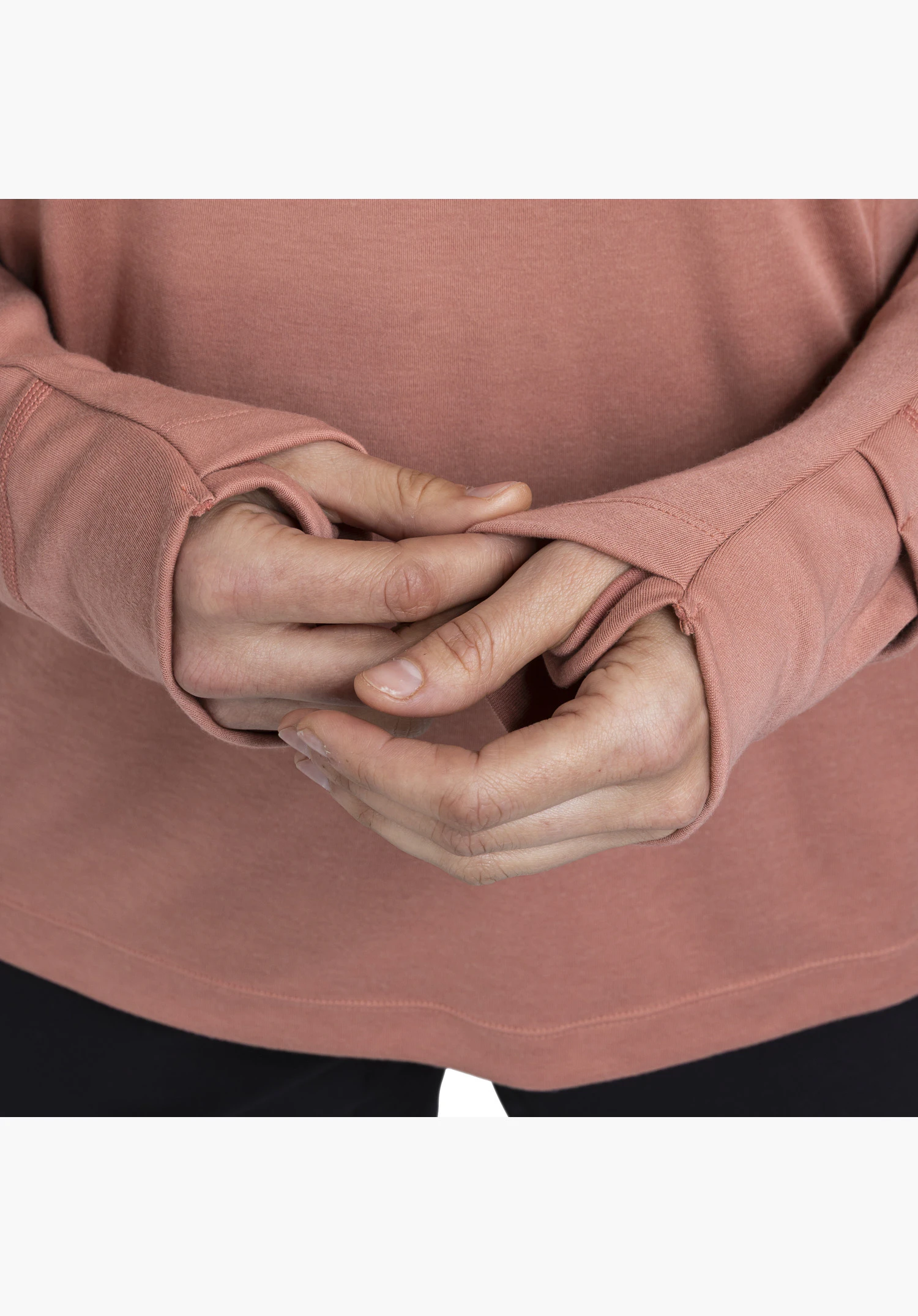 Longsleeve Style Refoca WMN in pink focusing on the sleeve cuffs with thumb holes in a detailed close-up against a neutral background.