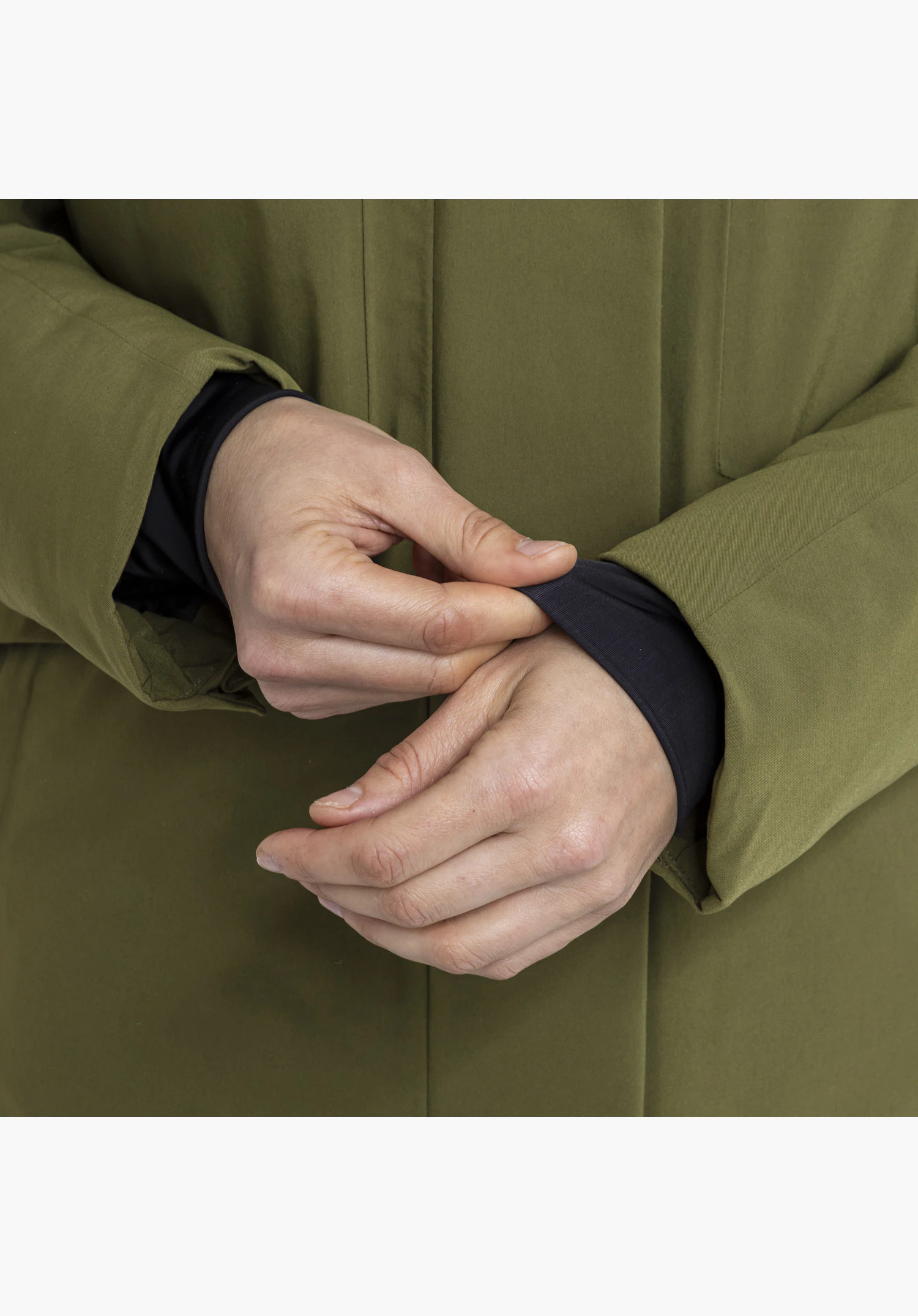 Ins Coat Style Optimea WMN en vert montrant un gros plan des poignets de manches avec poignets intérieurs élastiques gros plan sur fond blanc.