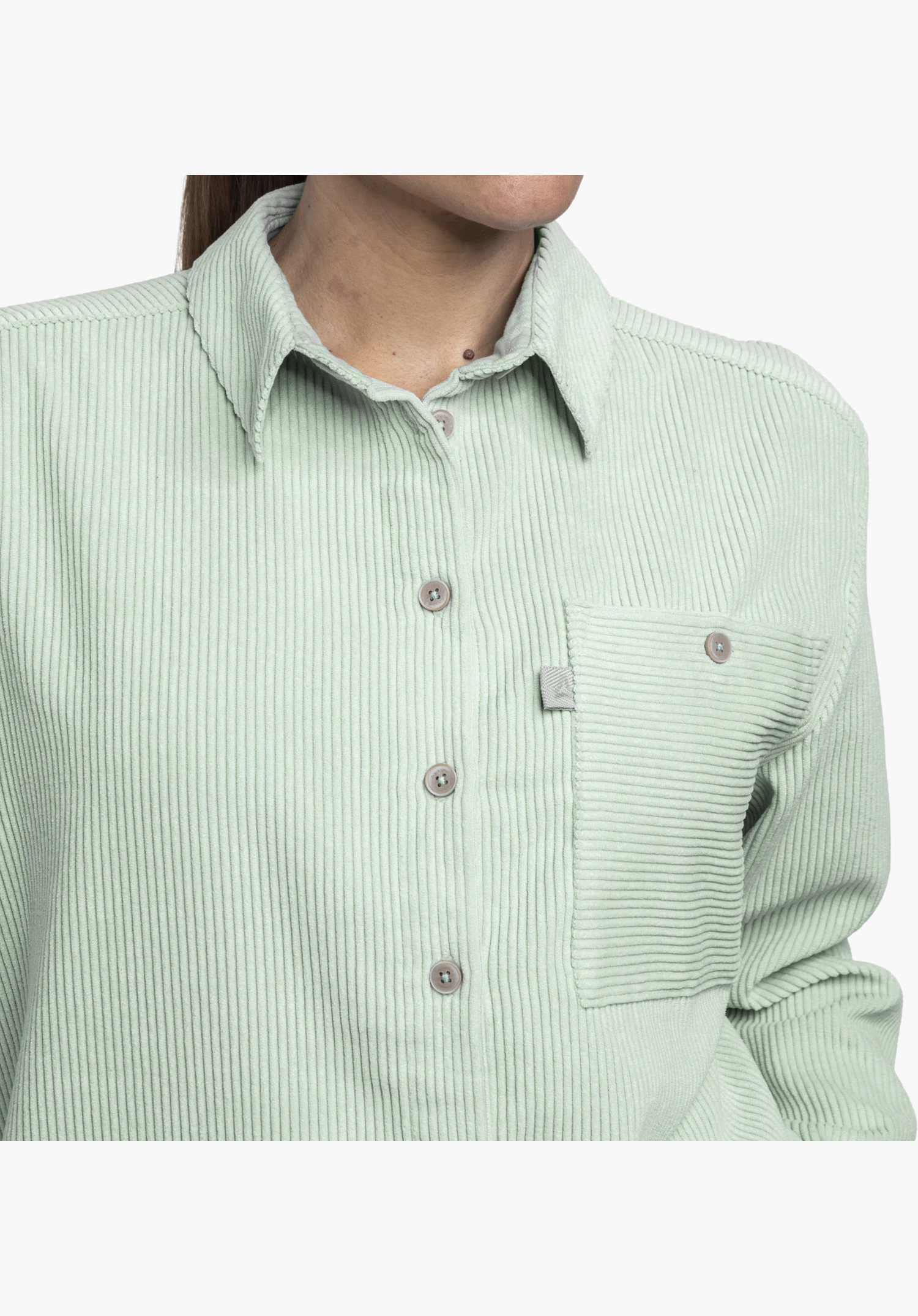 Blouse Style Libereo WMN in het groen toont het gestructureerde ribfluwelen oppervlak met kraag, knoopsluiting, borstzak en een subtiel Schöffel-logo close-up tegen een witte achtergrond.